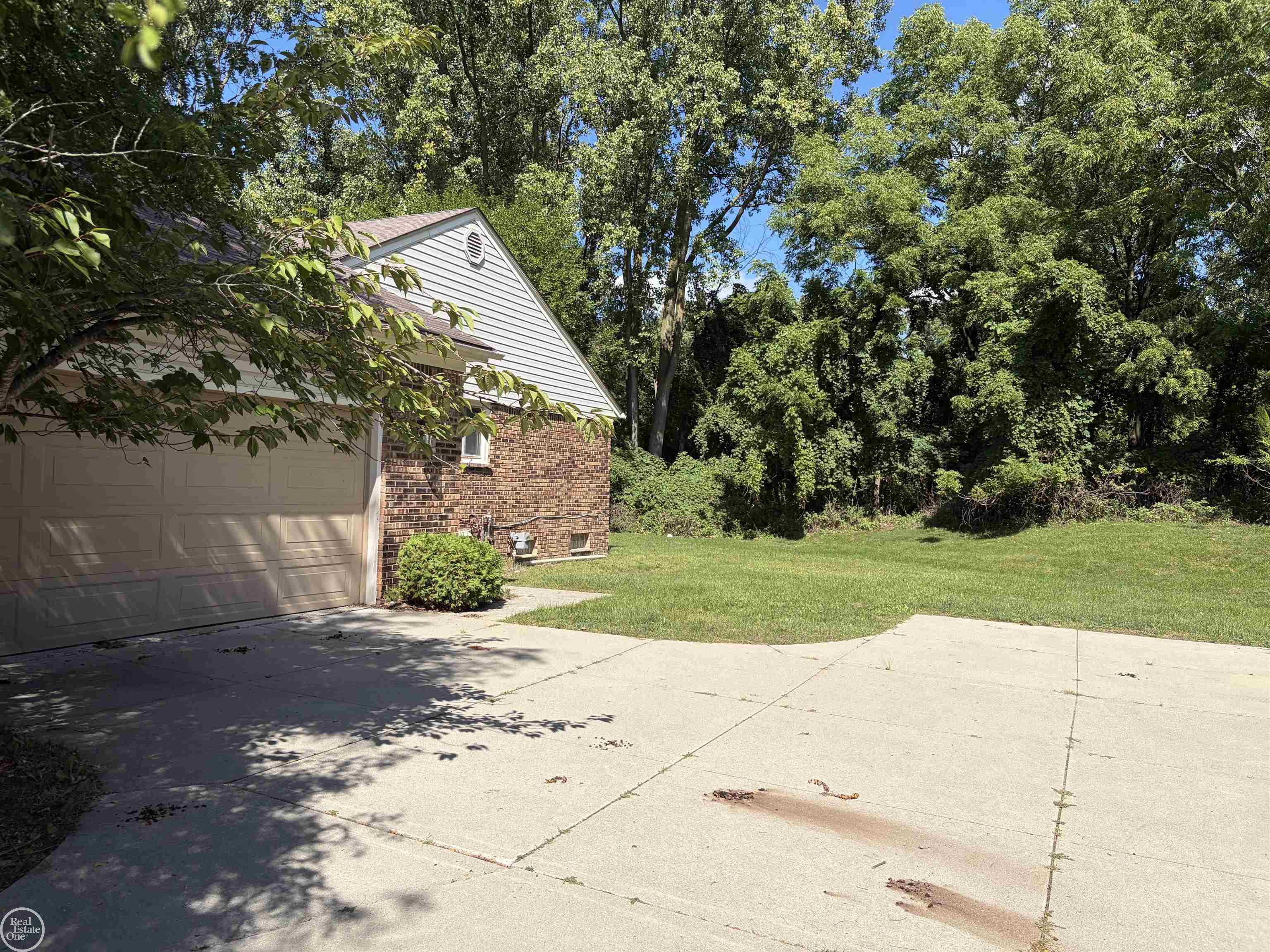 Photo 3 of Single family home for sale at 1728 Hiview Ct, Bloomfield Hills, MI 48302 | MLS# 58050221804 | Listing updated on 2026-09-15