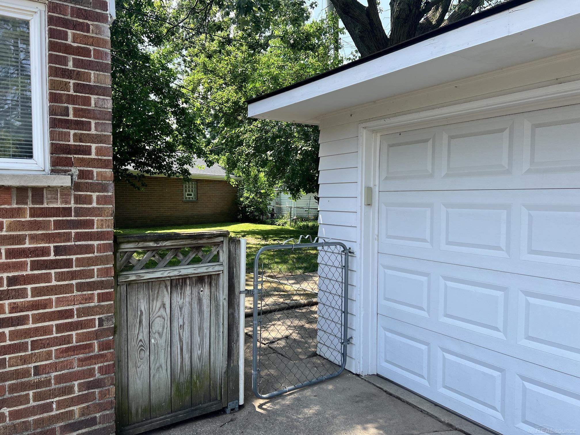 Photo 2 of Single family home for sale at 10 Shiawassee Cir, Mount Clemens, MI 48043 | MLS# 58050221827 | Listing updated on 2026-09-18