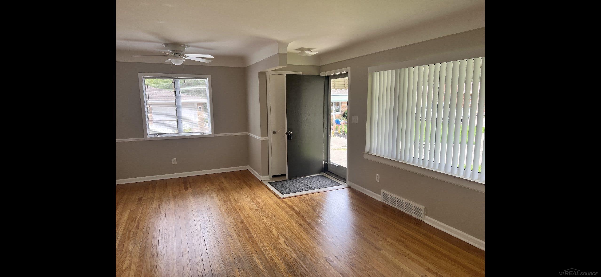 Photo 4 of Single family home for sale at 10 Shiawassee Cir, Mount Clemens, MI 48043 | MLS# 58050221827 | Listing updated on 2026-09-18