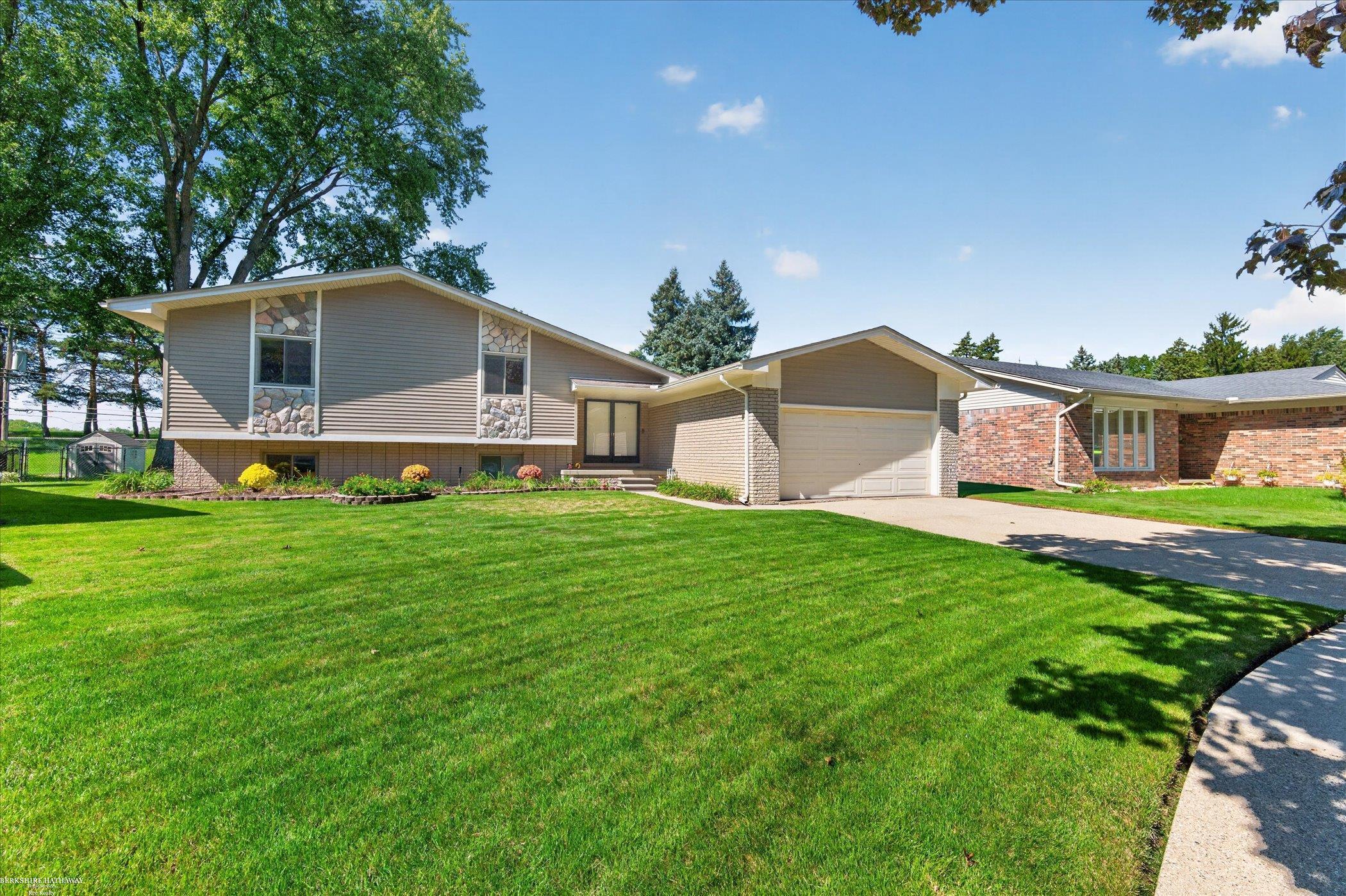 Photo 2 of Single family home for sale at 32843 Surow Dr, Warren, MI 48093 | MLS# 58050221876 | Listing updated on 2026-09-17