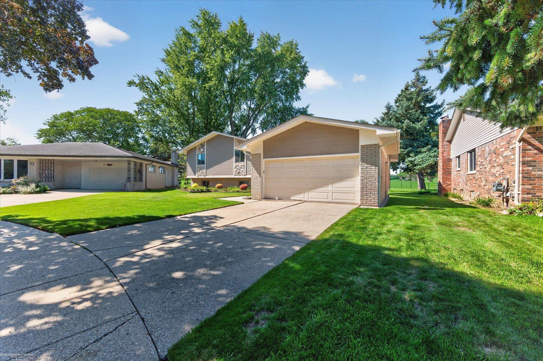Photo 3 of Single family home for sale at 32843 Surow Dr, Warren, MI 48093 | MLS# 58050221876 | Listing updated on 2026-09-17