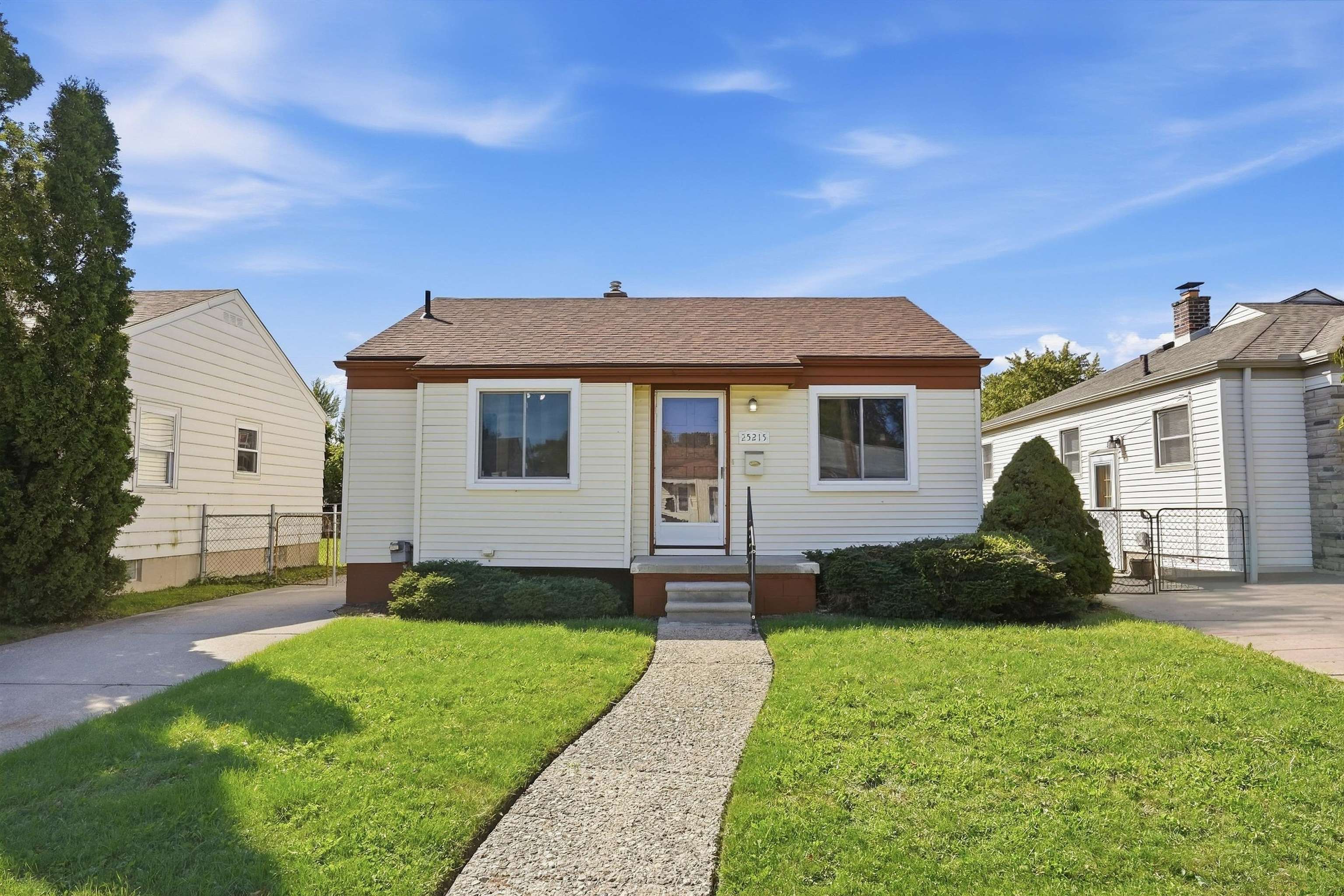 Photo 1 of Single family home for sale at 25215 Leach St, Roseville, MI 48066 | MLS# 58050221892 | Listing updated on 2026-09-17