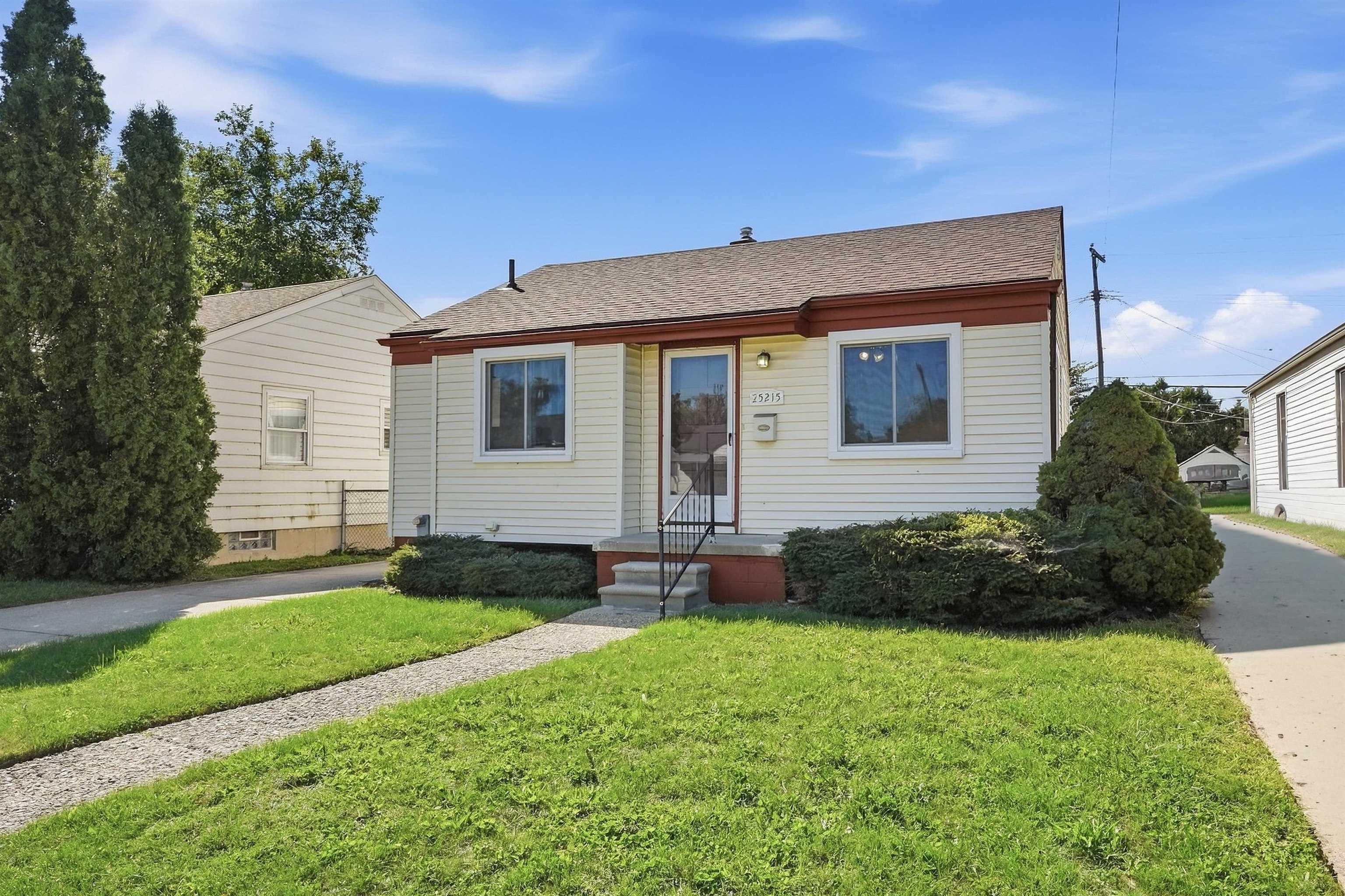 Photo 2 of Single family home for sale at 25215 Leach St, Roseville, MI 48066 | MLS# 58050221892 | Listing updated on 2026-09-17