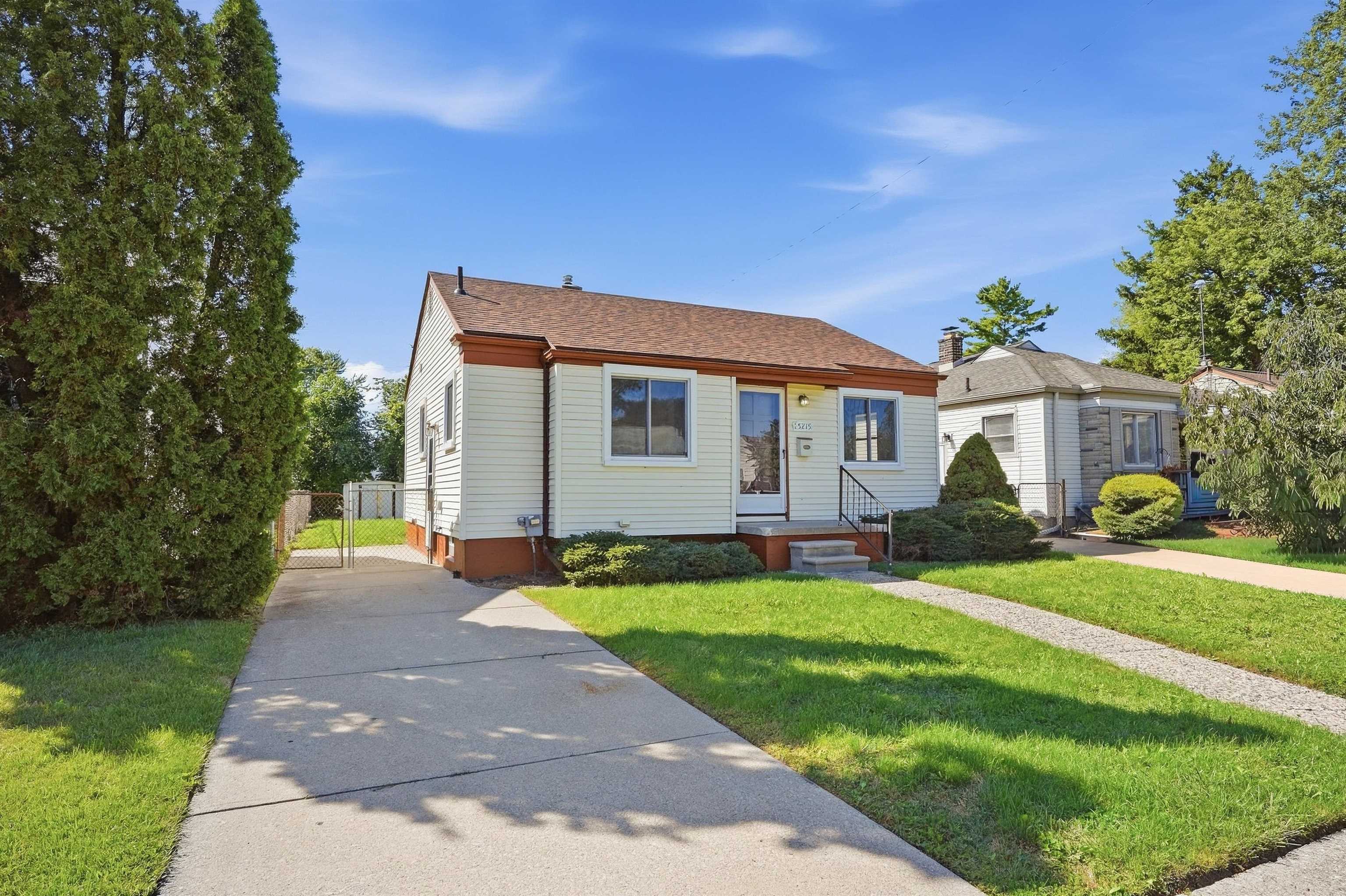 Photo 3 of Single family home for sale at 25215 Leach St, Roseville, MI 48066 | MLS# 58050221892 | Listing updated on 2026-09-17