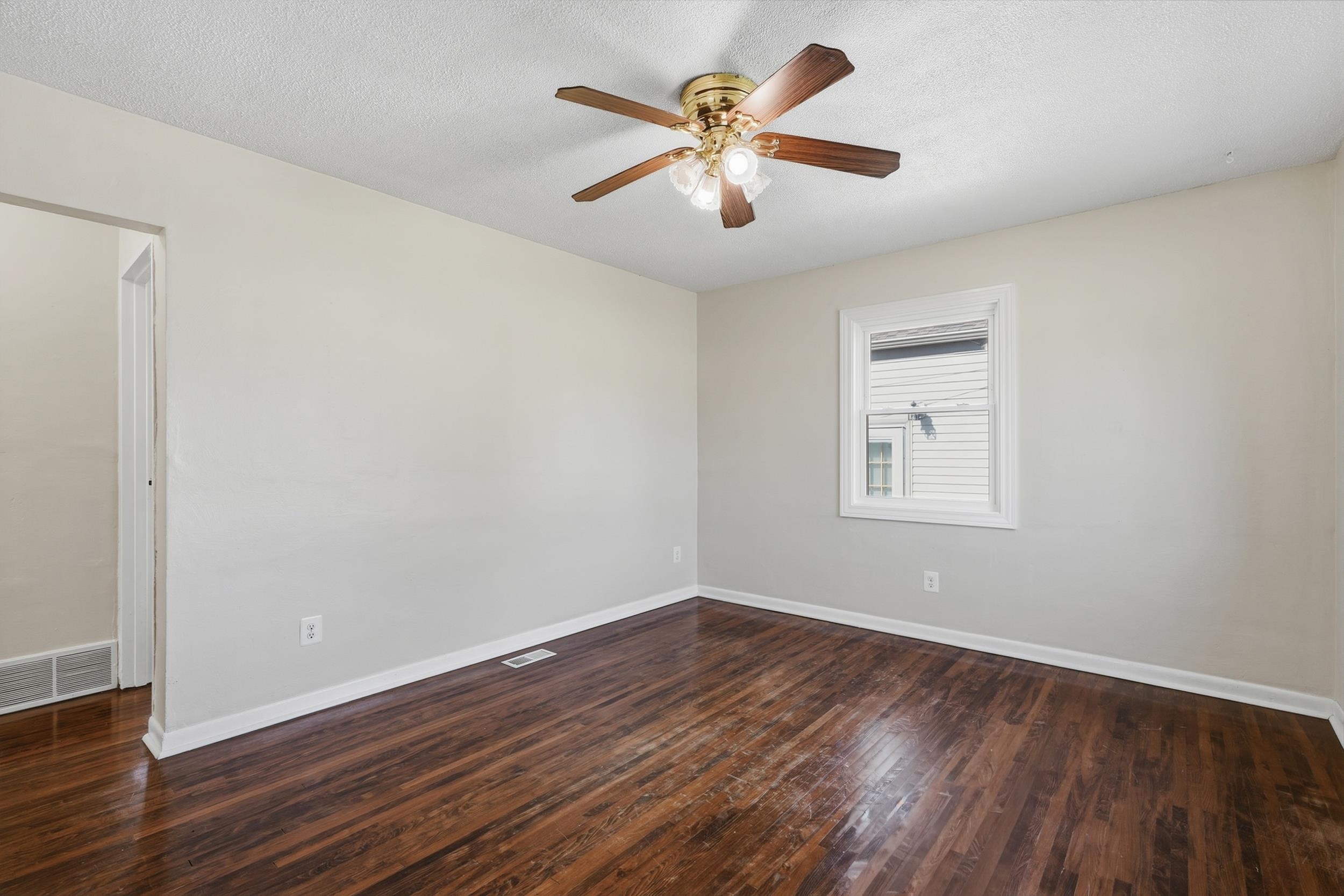 Photo 3 of Single family home for sale at 25215 Leach St, Roseville, MI 48066 | MLS# 58050221892 | Listing updated on 2026-09-17