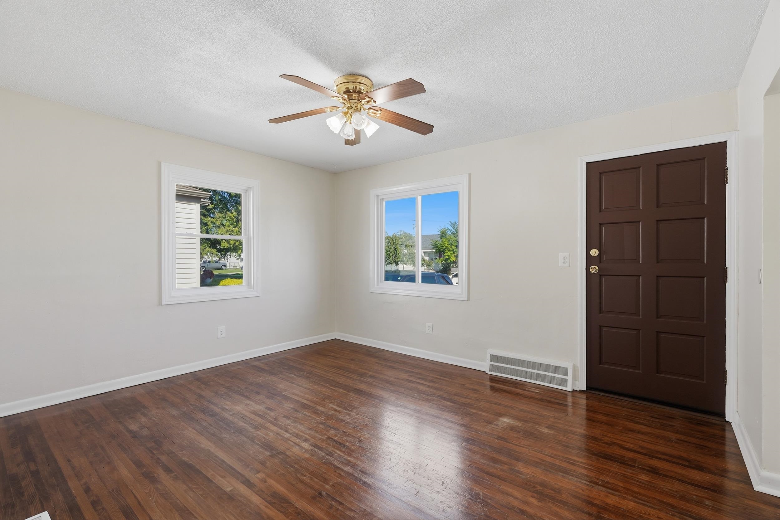 Photo 4 of Single family home for sale at 25215 Leach St, Roseville, MI 48066 | MLS# 58050221892 | Listing updated on 2026-09-17