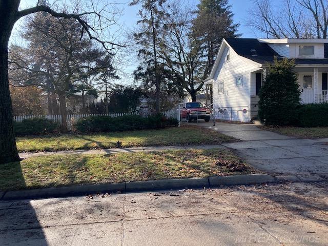 Photo 3 of Single family home for sale at 8442 Central St, Center Line, MI 48015 | MLS# 58050221902 | Listing updated on 2026-09-16