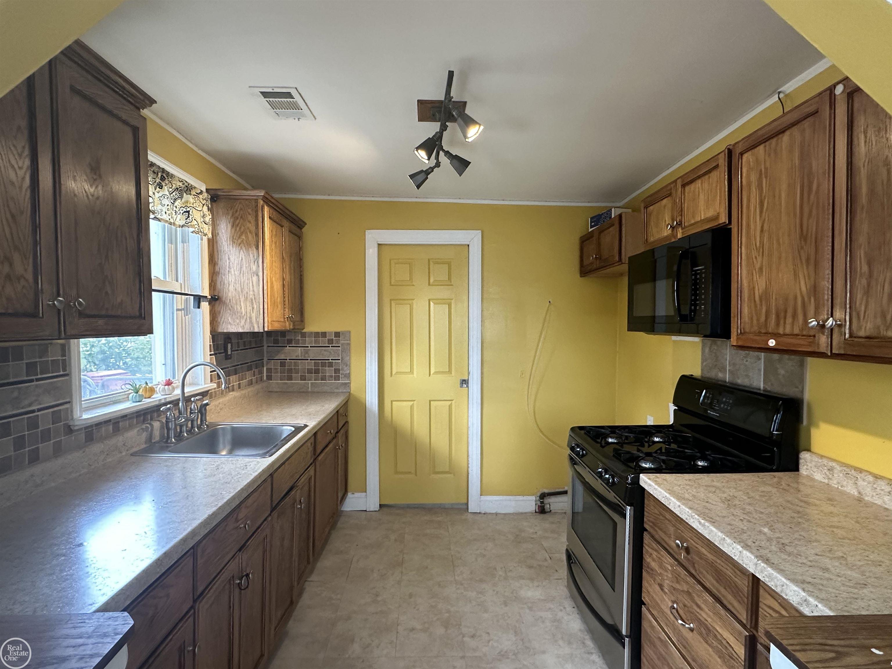 Photo 3 of Single family home for sale at 25143 Lawn St, Roseville, MI 48066 | MLS# 58050221910 | Listing updated on 2026-09-16