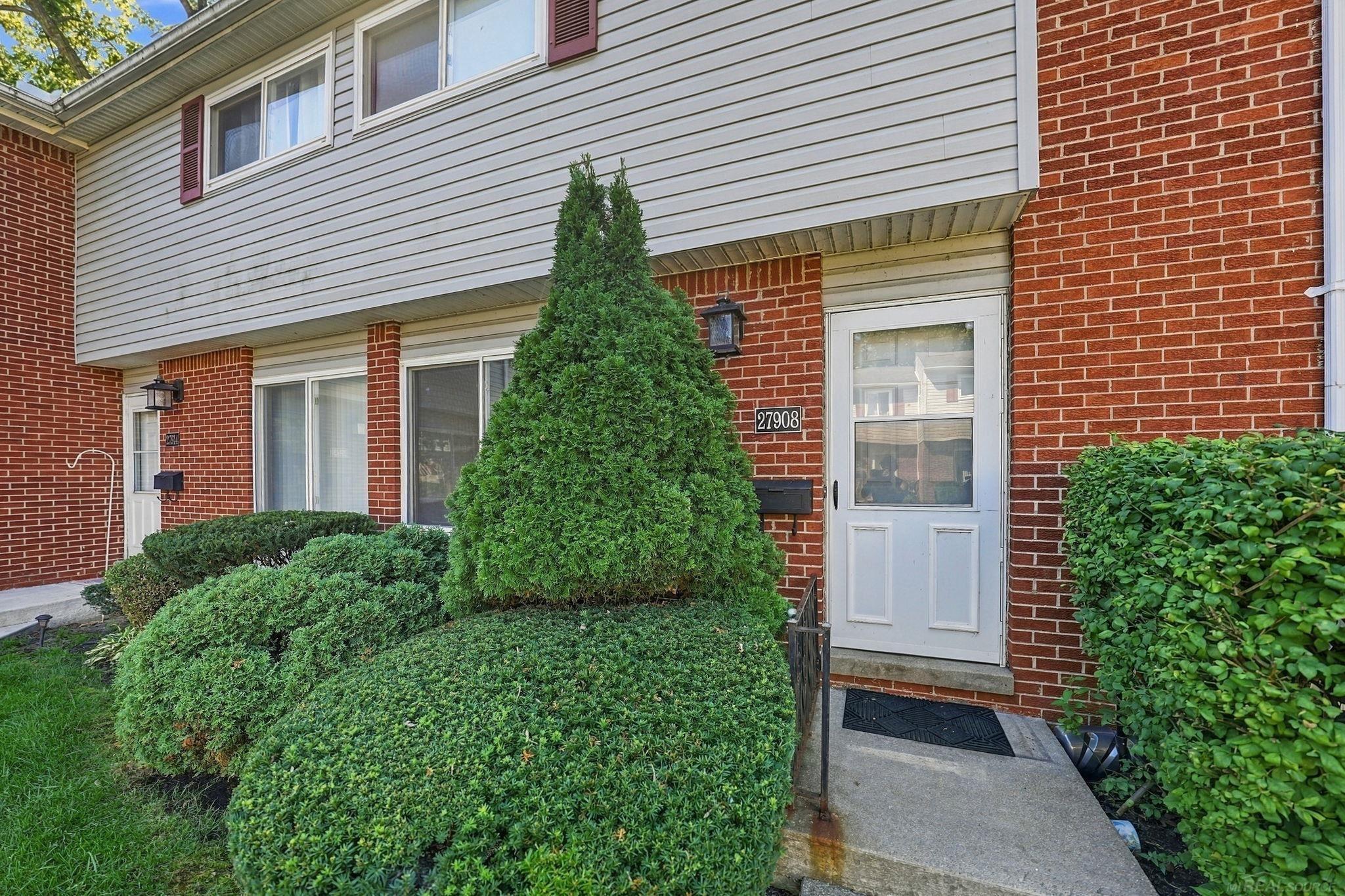 Photo 3 of House for sale at 27908 Eastwick Sq, Roseville, MI 48066 | MLS# 58050221939 | Listing updated on 2026-09-16