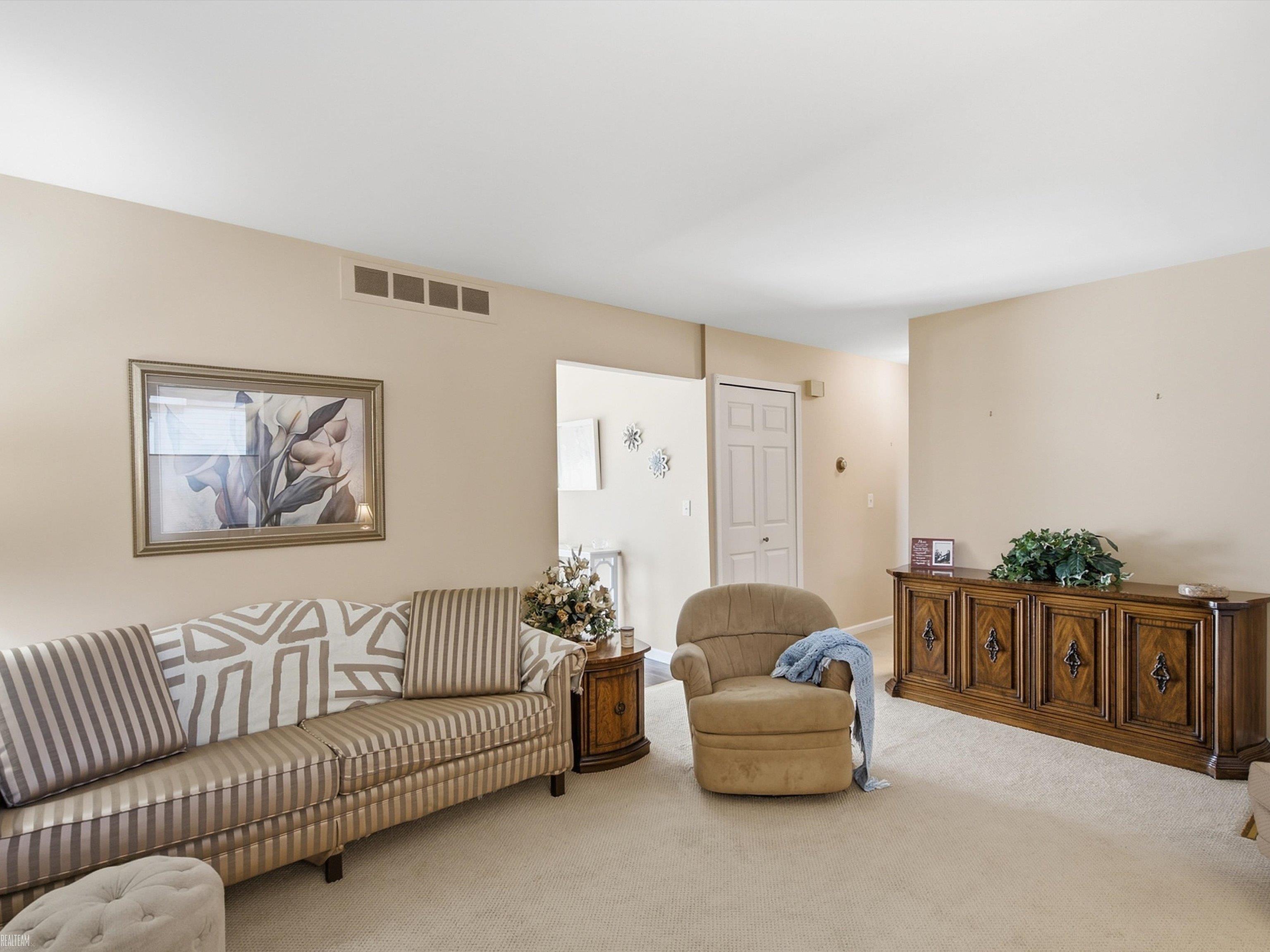 Listing Photo 4 - Condo for sale in building located at 2982 Roundtree Dr, Troy, MI 48083