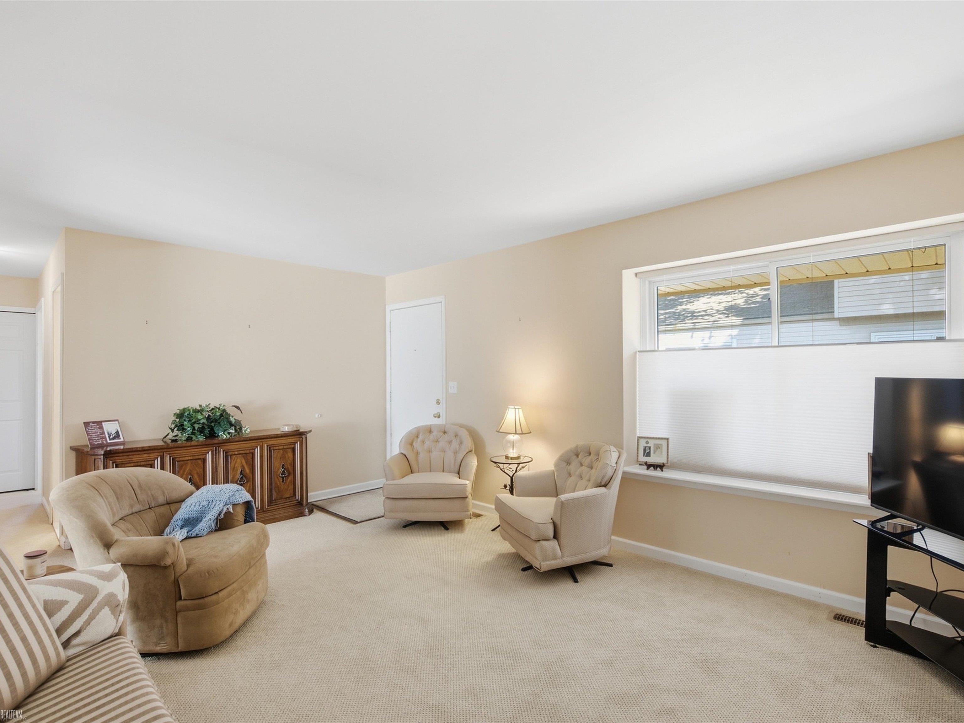Listing Photo 5 - Condo for sale in building located at 2982 Roundtree Dr, Troy, MI 48083