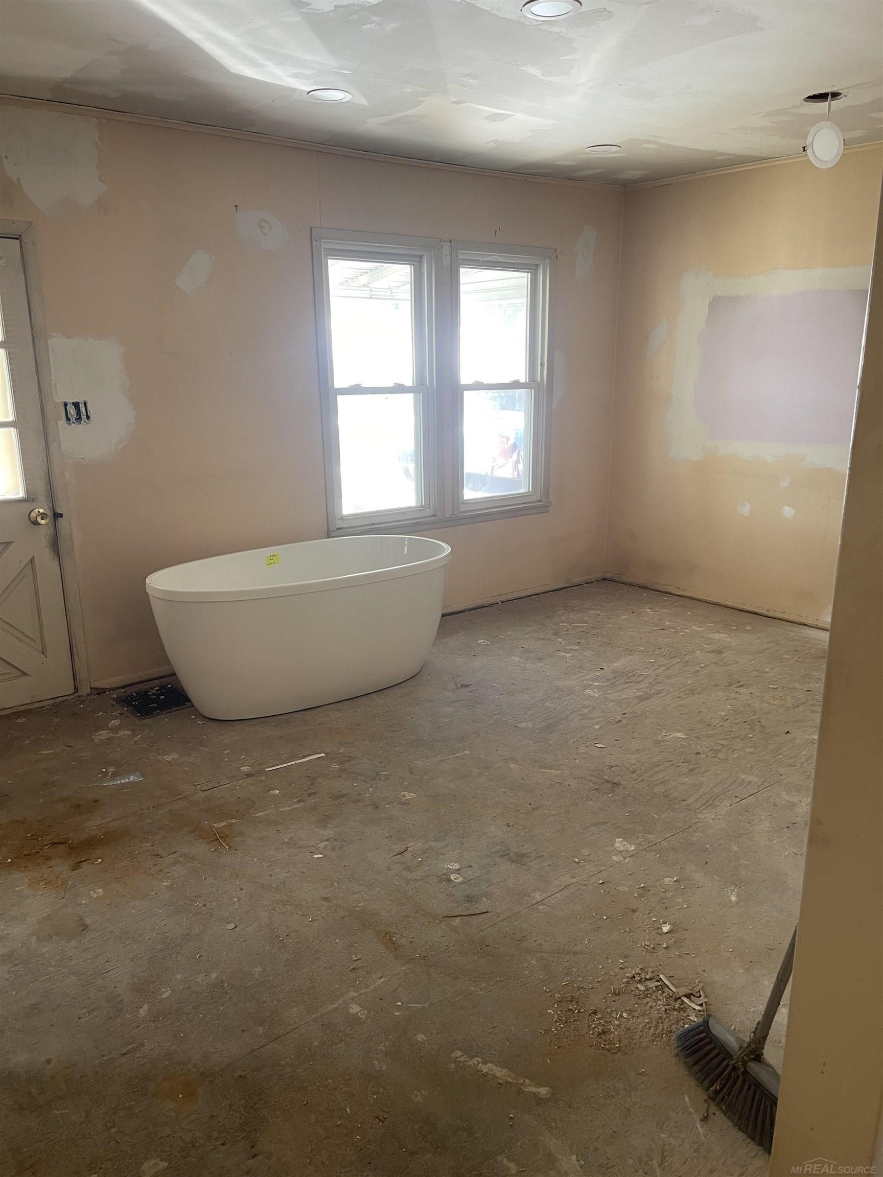 Photo 4 of Single family home for sale at 7599 Paige Ave, Warren, MI 48091 | MLS# 58050221982 | Listing updated on 2026-09-16