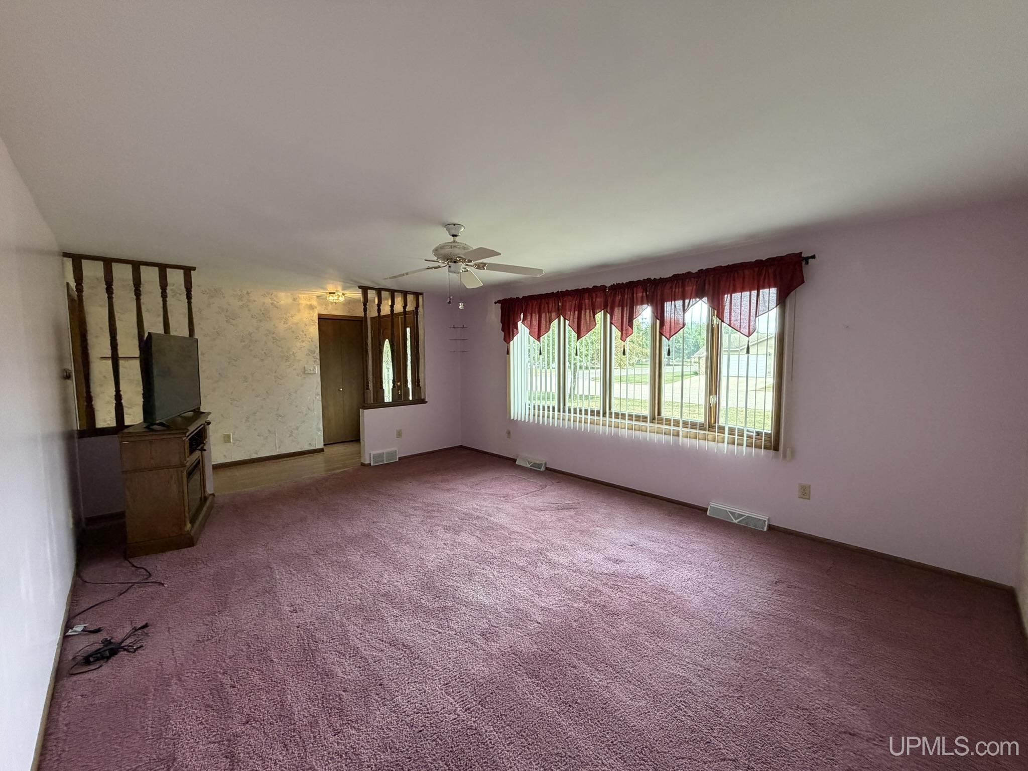Photo 3 of Single family home for sale at 813 Turner Dr, Kingsford, MI 49802 | MLS# 50221986 | Listing updated on 2026-09-17