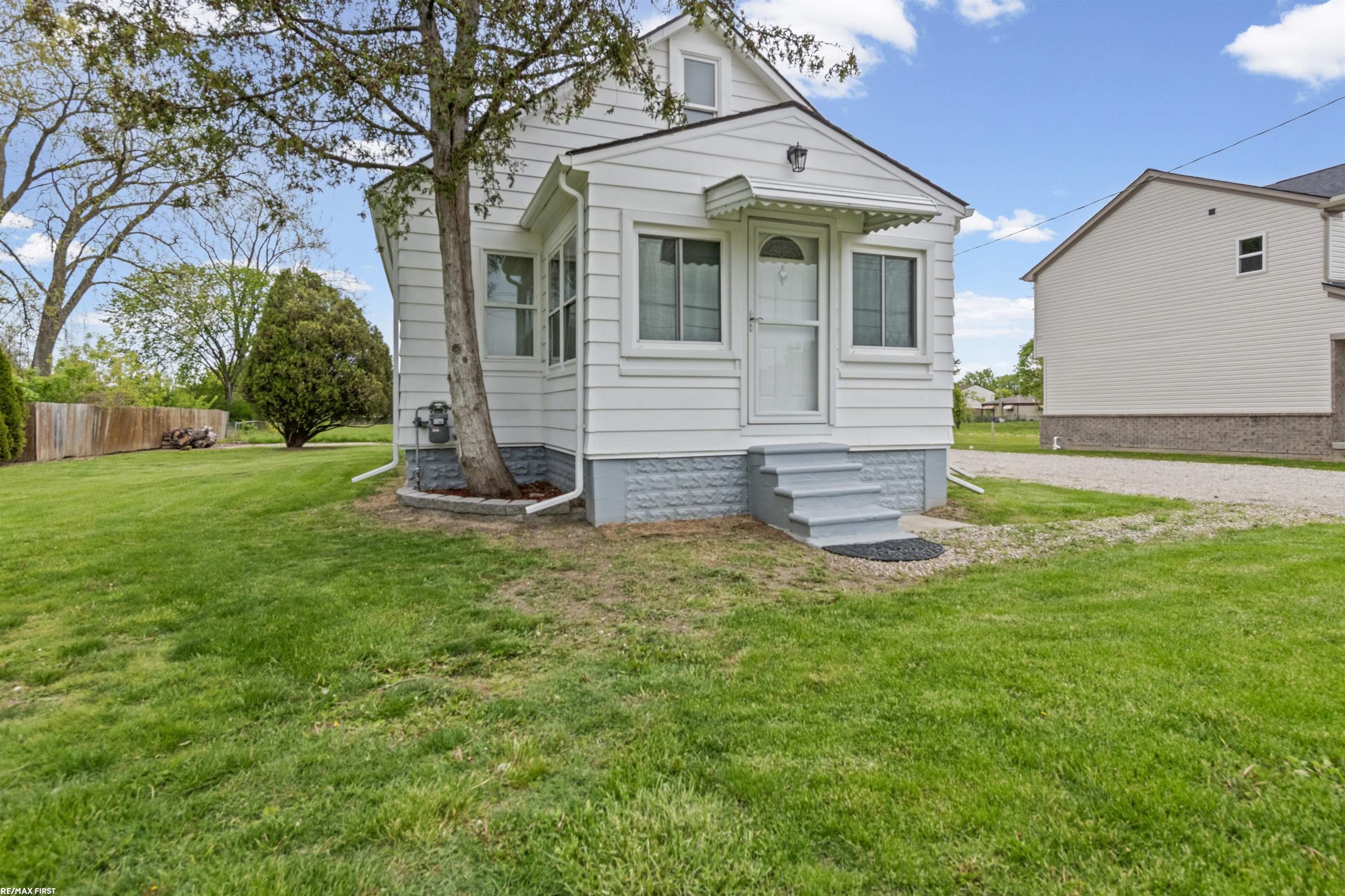 Photo 2 of Single family home for sale at 18905 Voiland St, Roseville, MI 48066 | MLS# 58050222000 | Listing updated on 2026-09-16