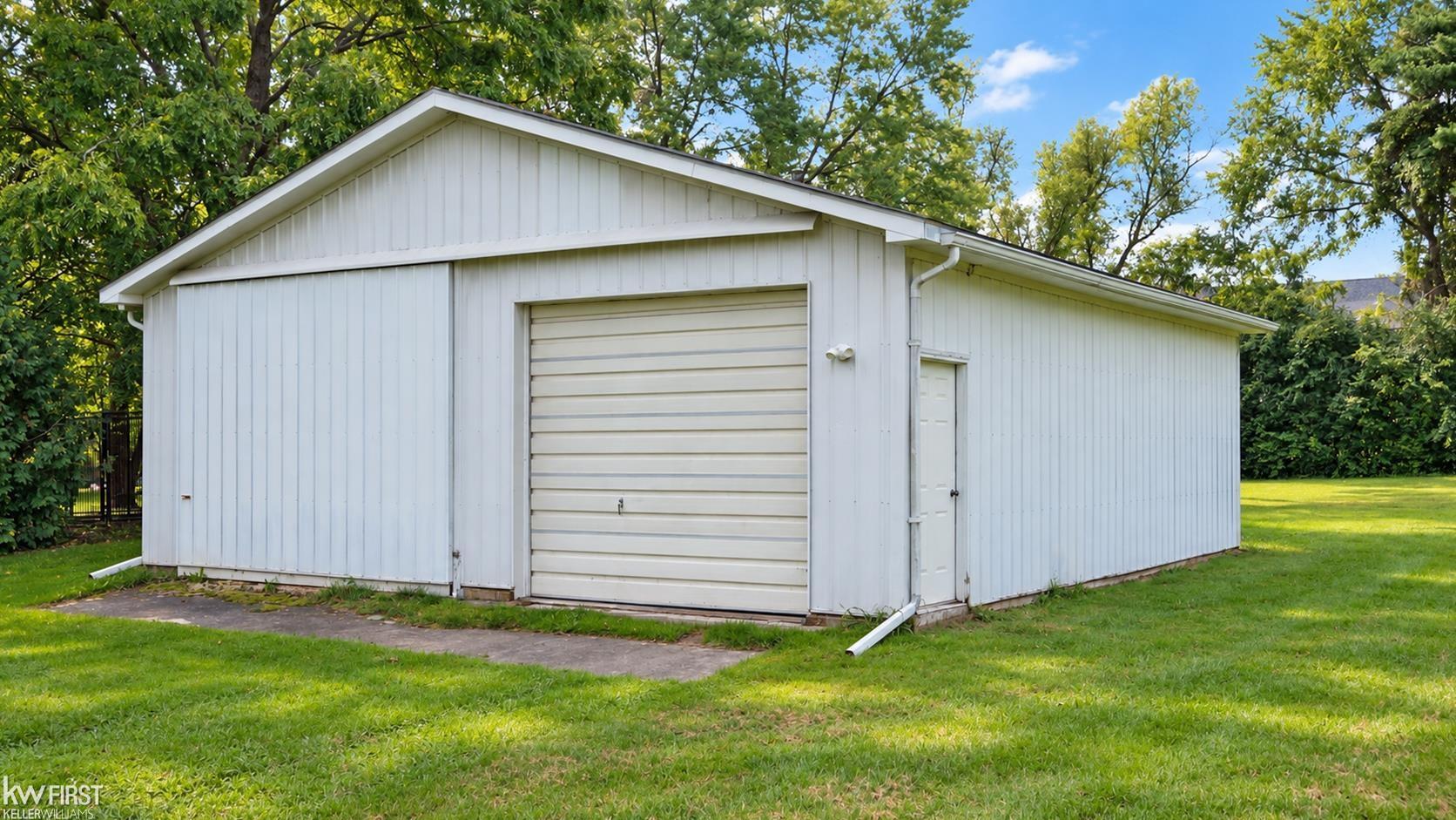 Photo 4 of Single family home for sale at 810 E Silverbell Rd, Lake Orion, MI 48360 | MLS# 50222043 | Listing updated on 2026-09-17