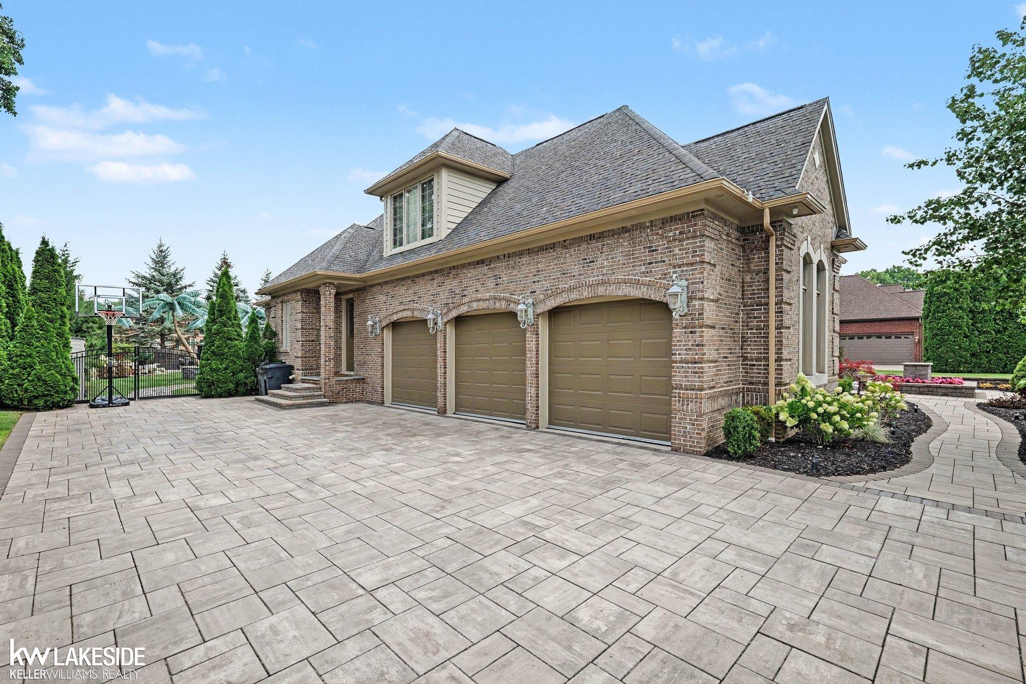 Photo 3 of Single family home for sale at 19814 Westchester Dr, Clinton Township, MI 48038 | MLS# 58050222090 | Listing updated on 2026-09-17
