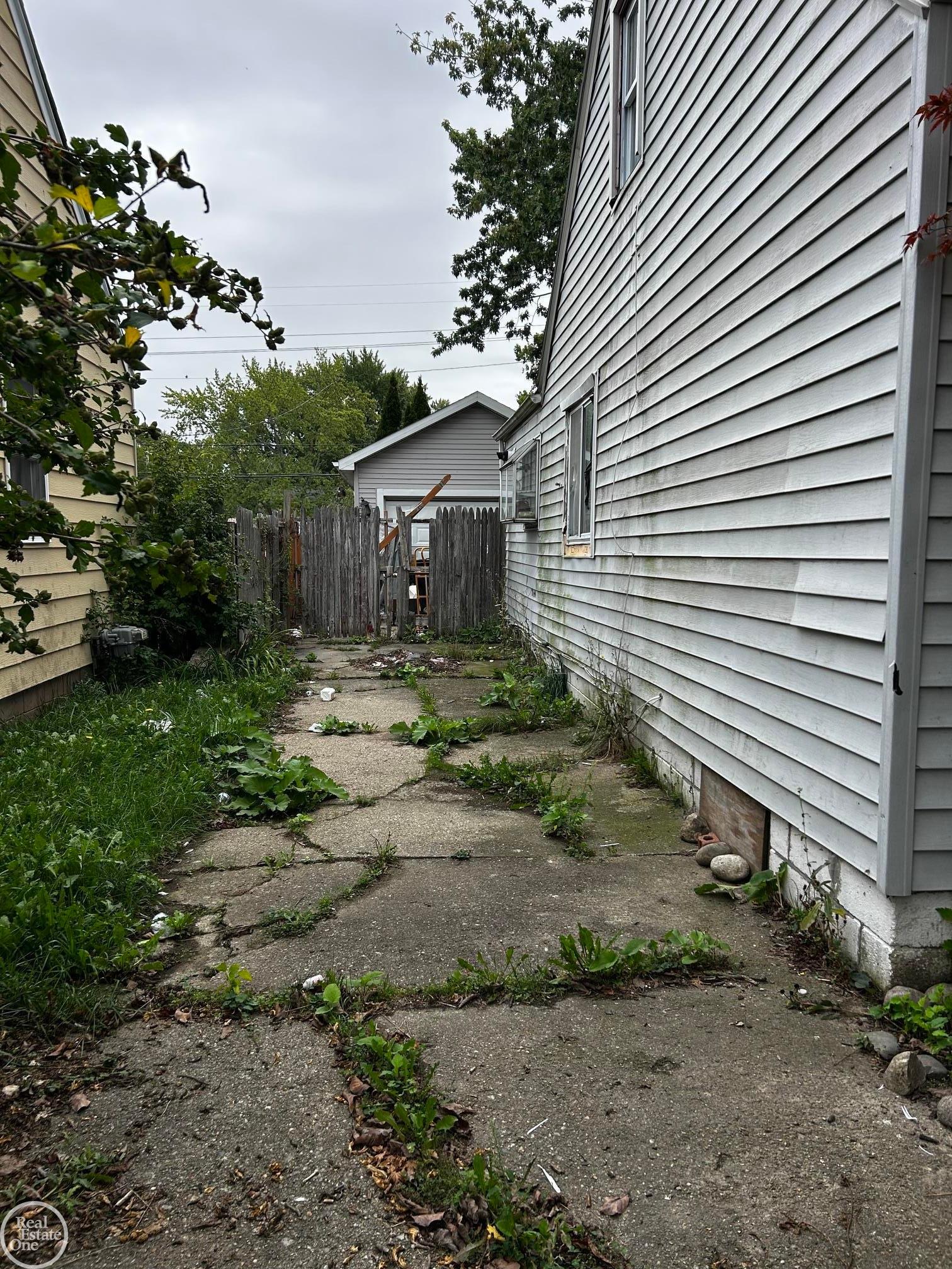 Photo 2 of Single family home for sale at 28752 Maple St, Roseville, MI 48066 | MLS# 58050222132 | Listing updated on 2026-09-18