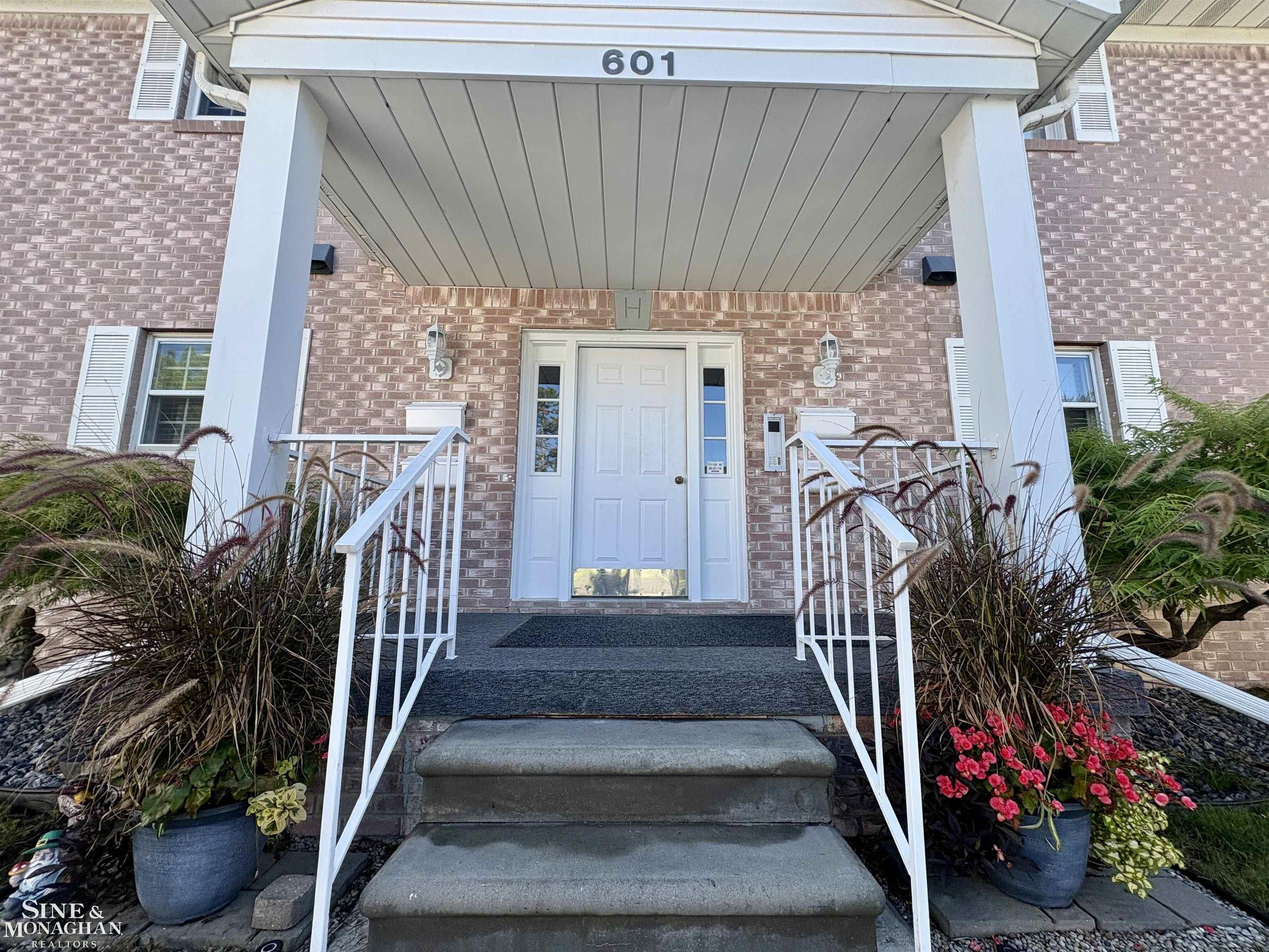 Photo 2 of Sale Pending at 601 N Riverside Ave #4, Saint Clair, MI 48079 | MLS# 50222197 | Listing updated on 2026-09-24