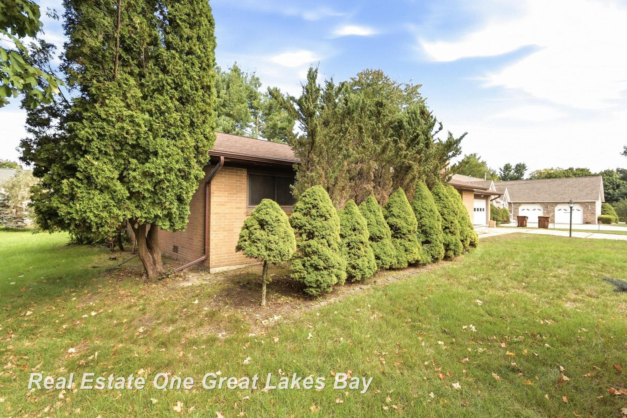 Photo 2 of Single family home for sale at 1821 E Michigan Ave, Mount Pleasant, MI 48858 | MLS# 61050222198 | Listing updated on 2026-09-18