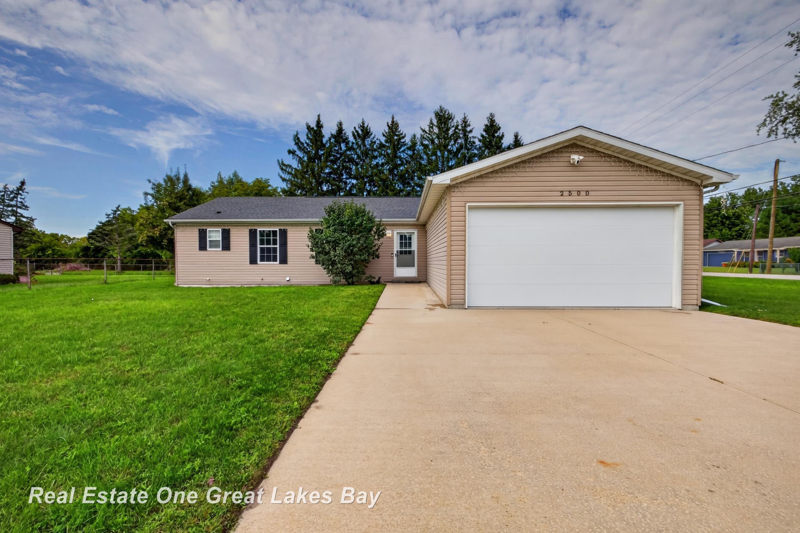 Photo 2 of Single family home for sale at 2500 Starlite Dr, Saginaw, MI 48603 | MLS# 61050222215 | Listing updated on 2026-09-19