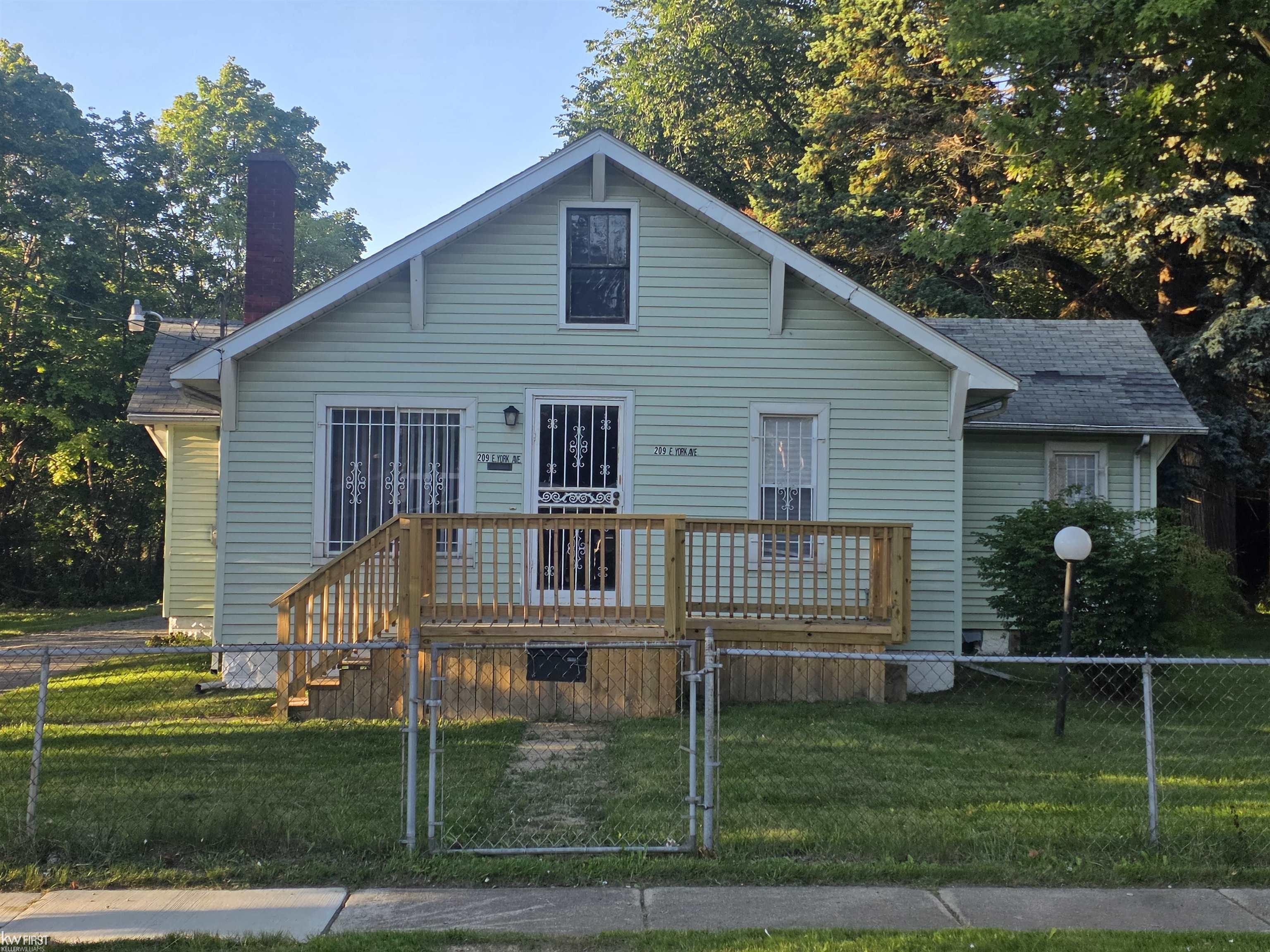 Photo 1 of Sale Pending at 209 E York St, Flint, MI 48505 | MLS# 5050222217 | Listing updated on 2026-10-07