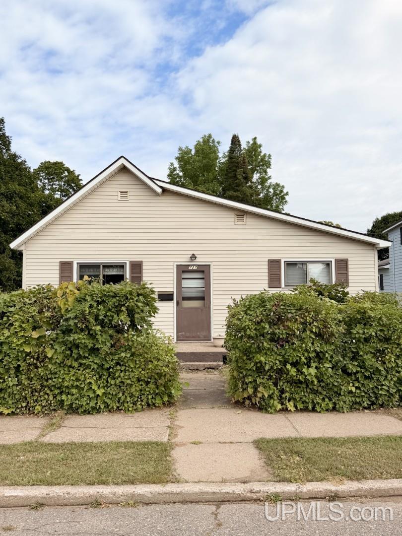 Photo 1 of Single family home for sale at 727 Michigan St, Ishpeming, MI 49849 | MLS# 50222237 | Listing updated on 2026-09-25
