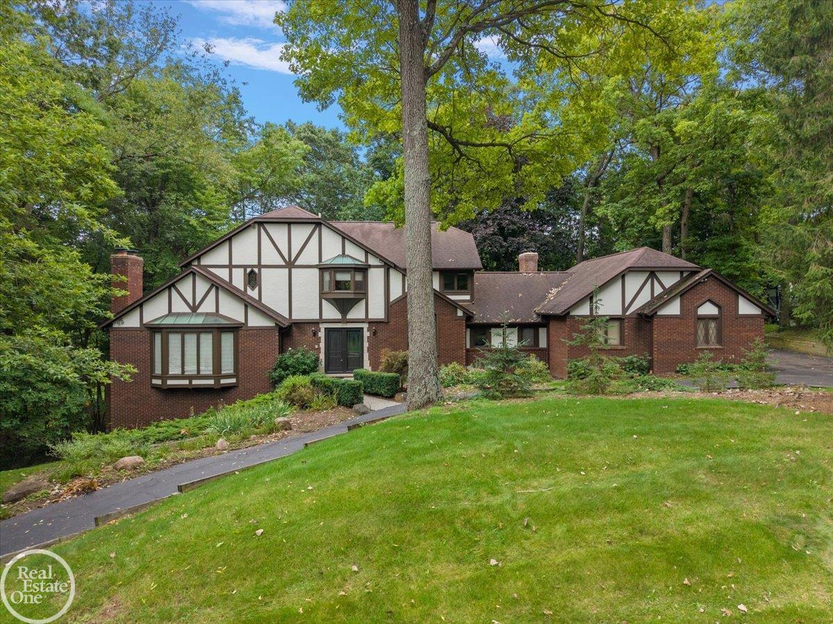 Photo 2 of Single family home for sale at 523 Ridgewood Rd, Rochester, MI 48306 | MLS# 58050222250 | Listing updated on 2026-09-18