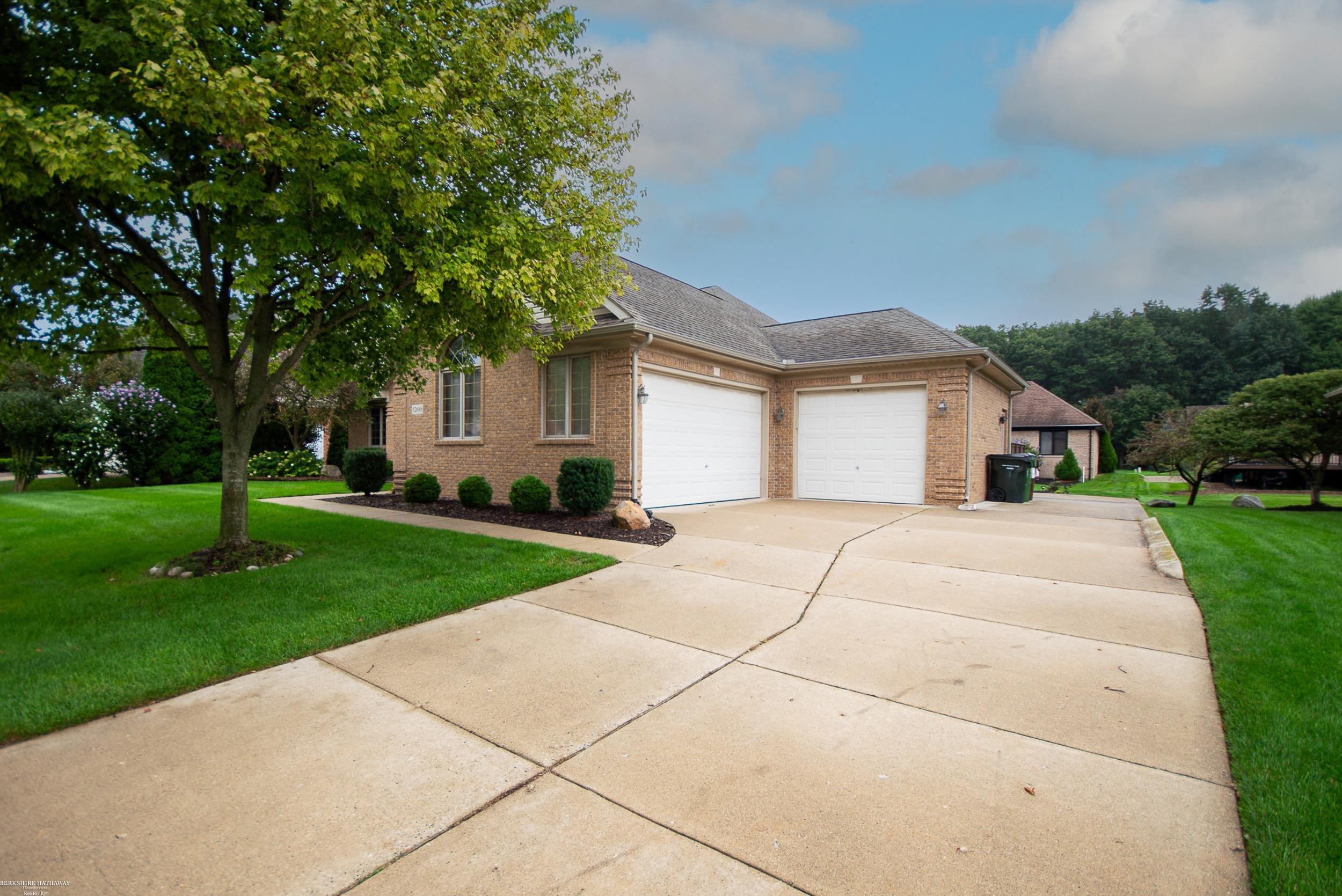 Photo 3 of Single family home for sale at 52688 Clinton Oak Ln, Shelby Township, MI 48316 | MLS# 58050222267 | Listing updated on 2026-09-29