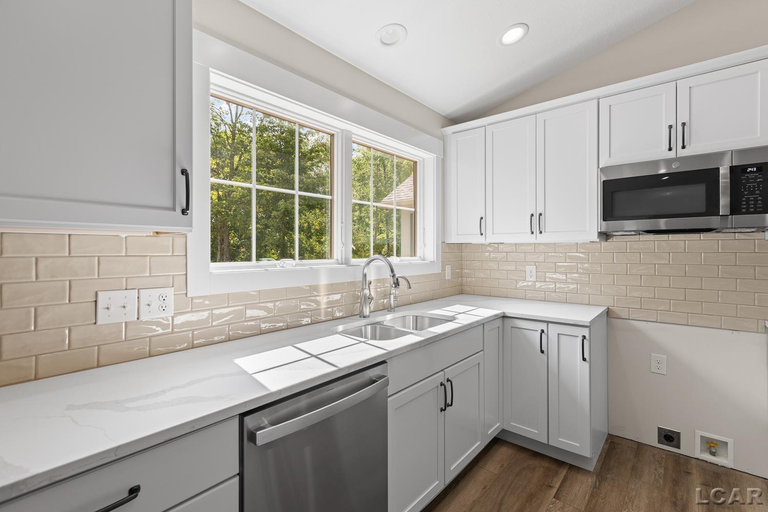Listing Photo 5 - Condo for sale in building located at 1669 Rivers Edge Dr, Adrian, MI 49221