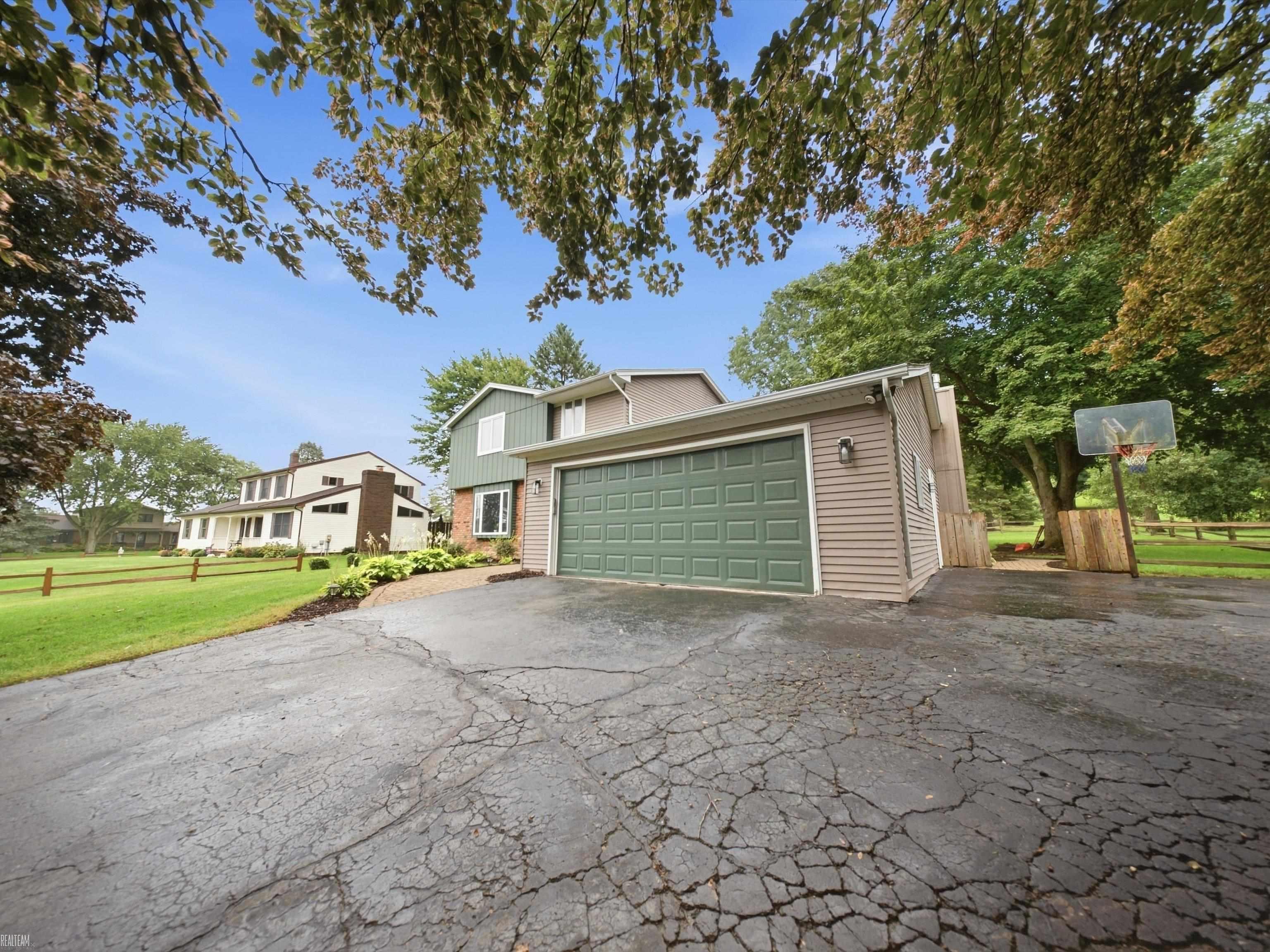 Photo 3 of Single family home for sale at 4533 Hillview Shrs, Clarkston, MI 48348 | MLS# 58050222283 | Listing updated on 2026-09-19