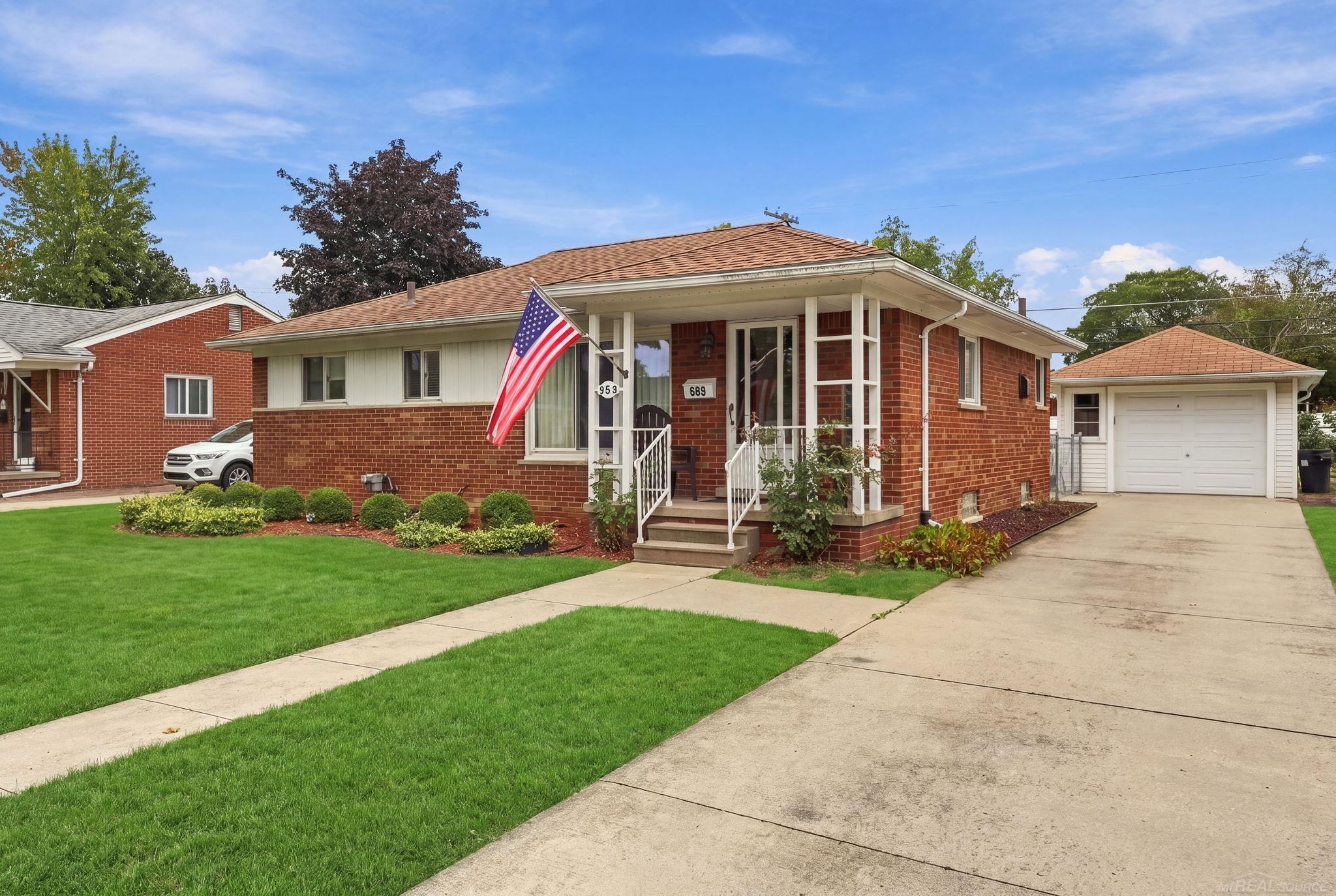 Photo 3 of Single family home for sale at 969 Chippewa Rd, Mount Clemens, MI 48043 | MLS# 58050222289 | Listing updated on 2026-09-18