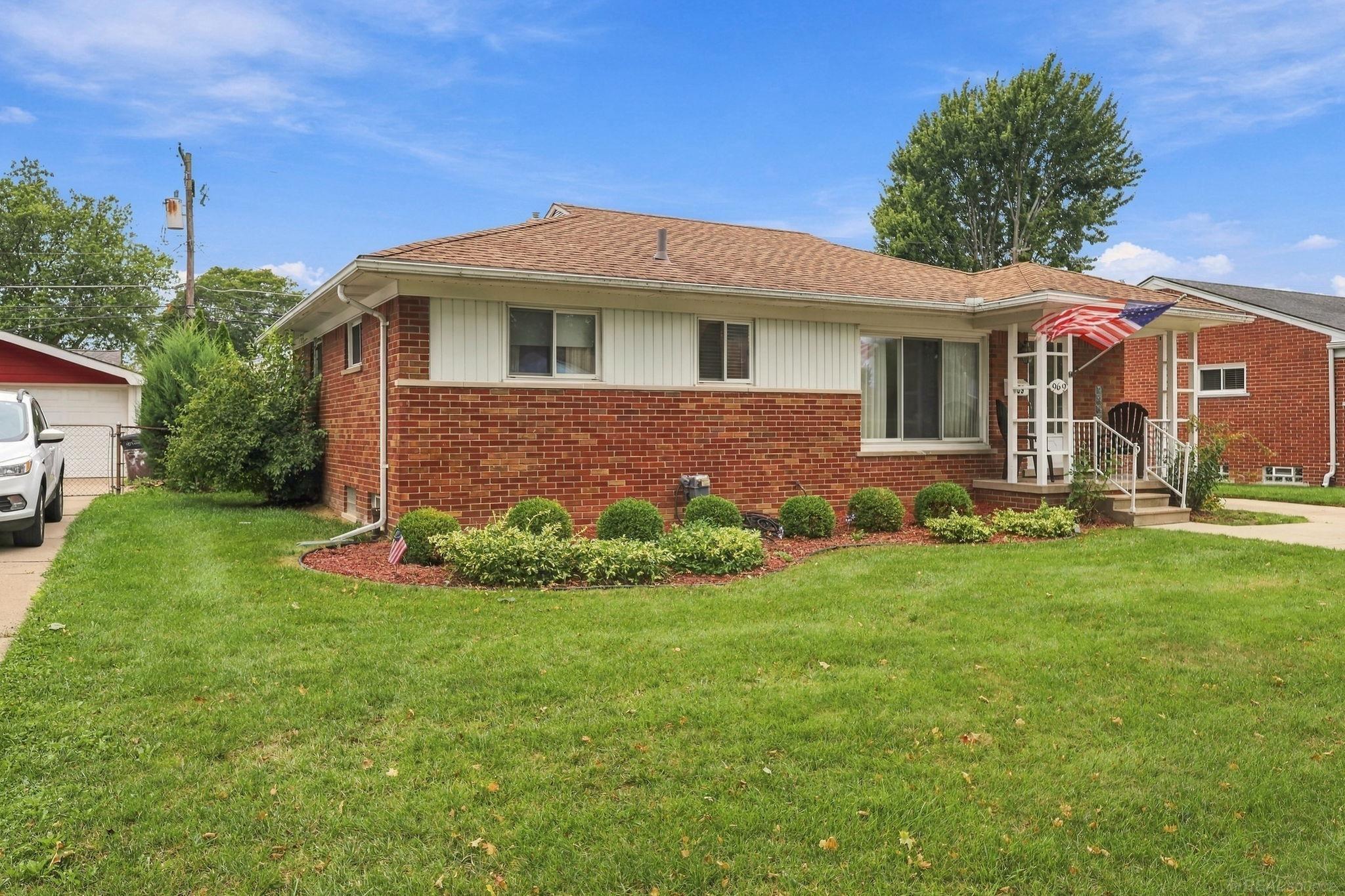 Photo 3 of Single family home for sale at 969 Chippewa Rd, Mount Clemens, MI 48043 | MLS# 58050222289 | Listing updated on 2026-09-18