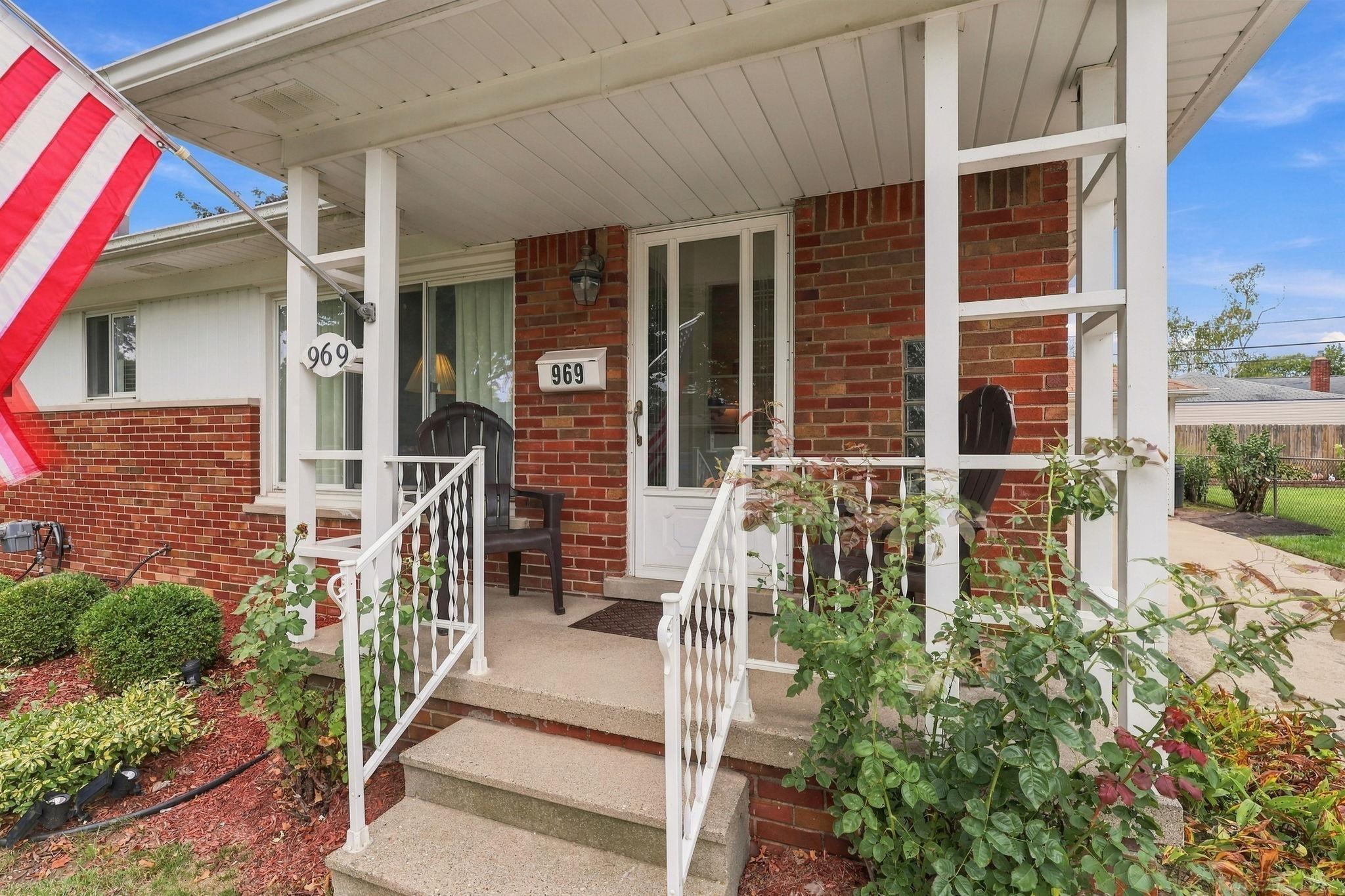 Photo 4 of Single family home for sale at 969 Chippewa Rd, Mount Clemens, MI 48043 | MLS# 58050222289 | Listing updated on 2026-09-18