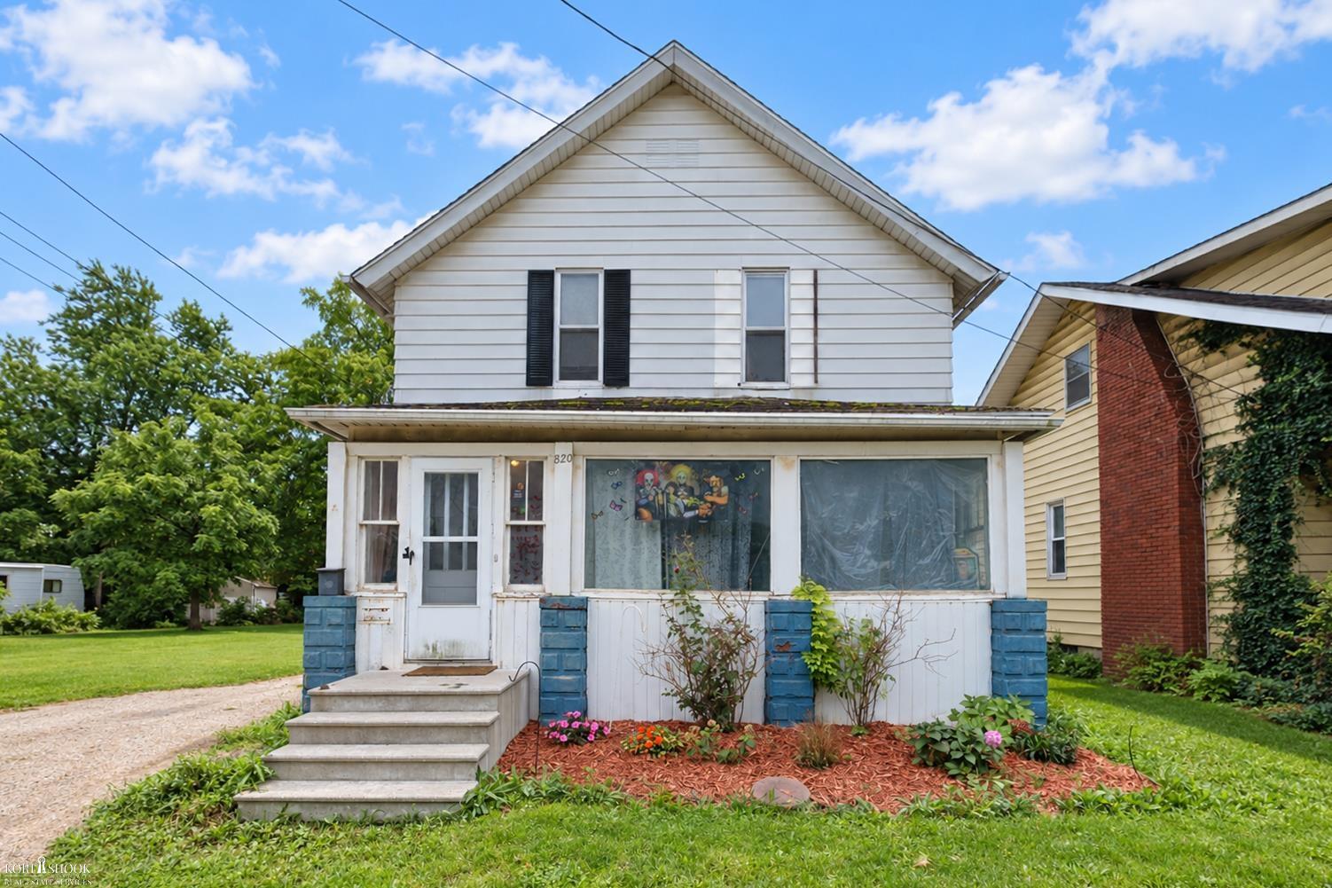 Photo 1 of Sale Pending at 820 E Main St, Owosso, MI 48867 | MLS# 5050222313 | Listing updated on 2026-09-28