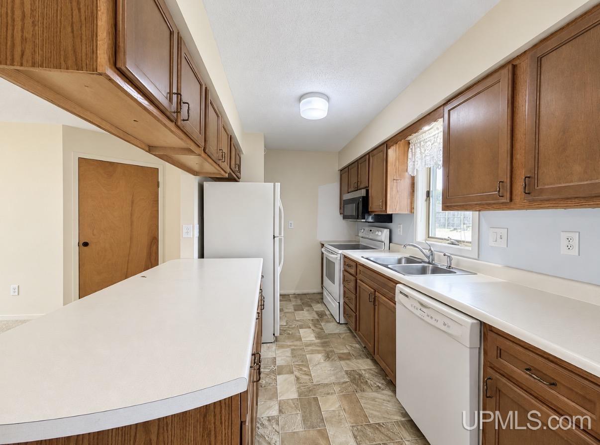 Listing Photo 4 - Condo for sale in building located at 2000 Lake Shore Dr, Gladstone, MI 49837 - Unit #O