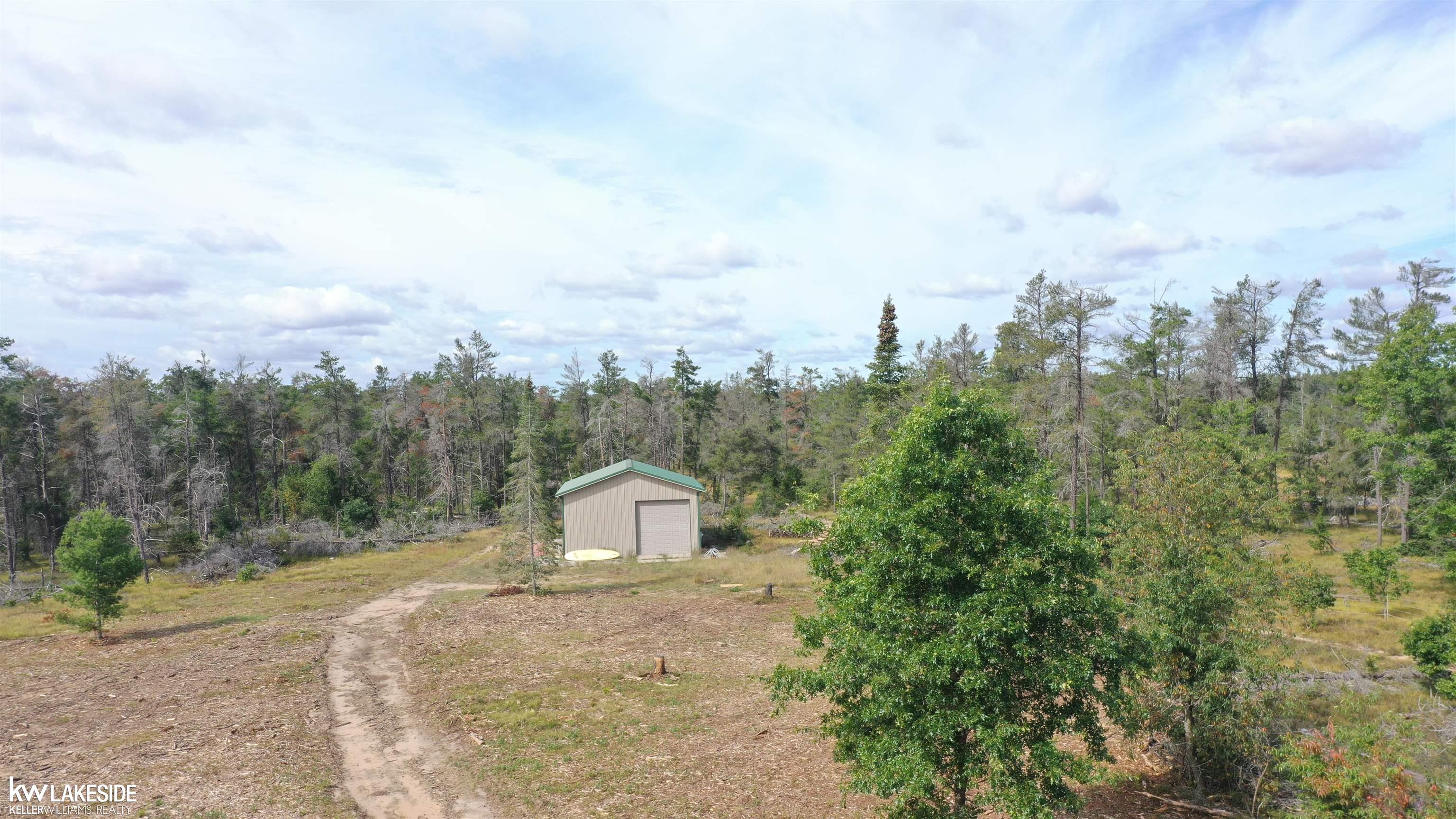 Photo 4 of Single family home for sale at 586 S Headquarters Rd, Grayling, MI 49738 | MLS# 58050222406 | Listing updated on 2026-10-02