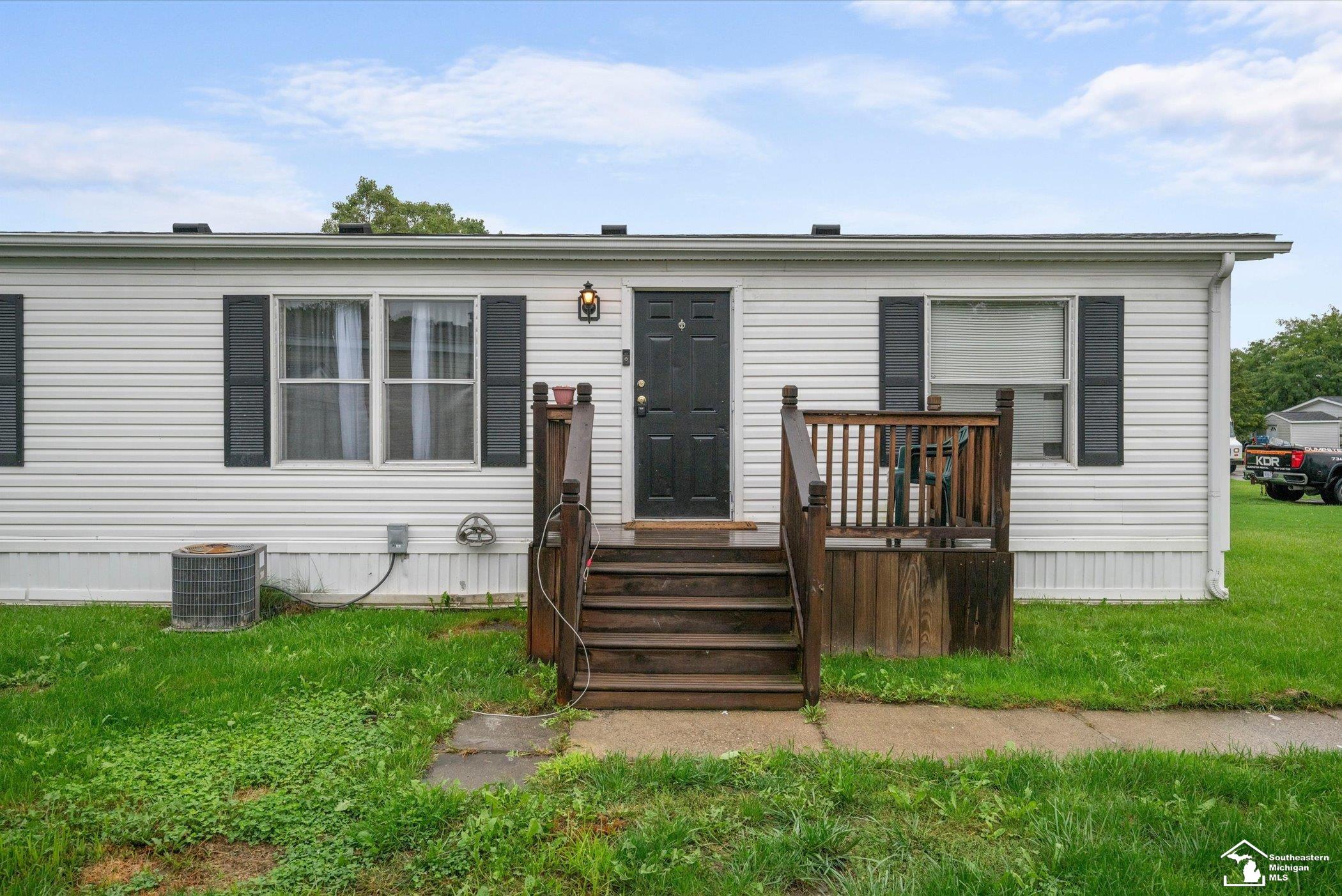 Photo 4 of Single family home for sale at 29356 Maple Dr, Flat Rock, MI 48134 | MLS# 57050222503 | Listing updated on 2026-09-22