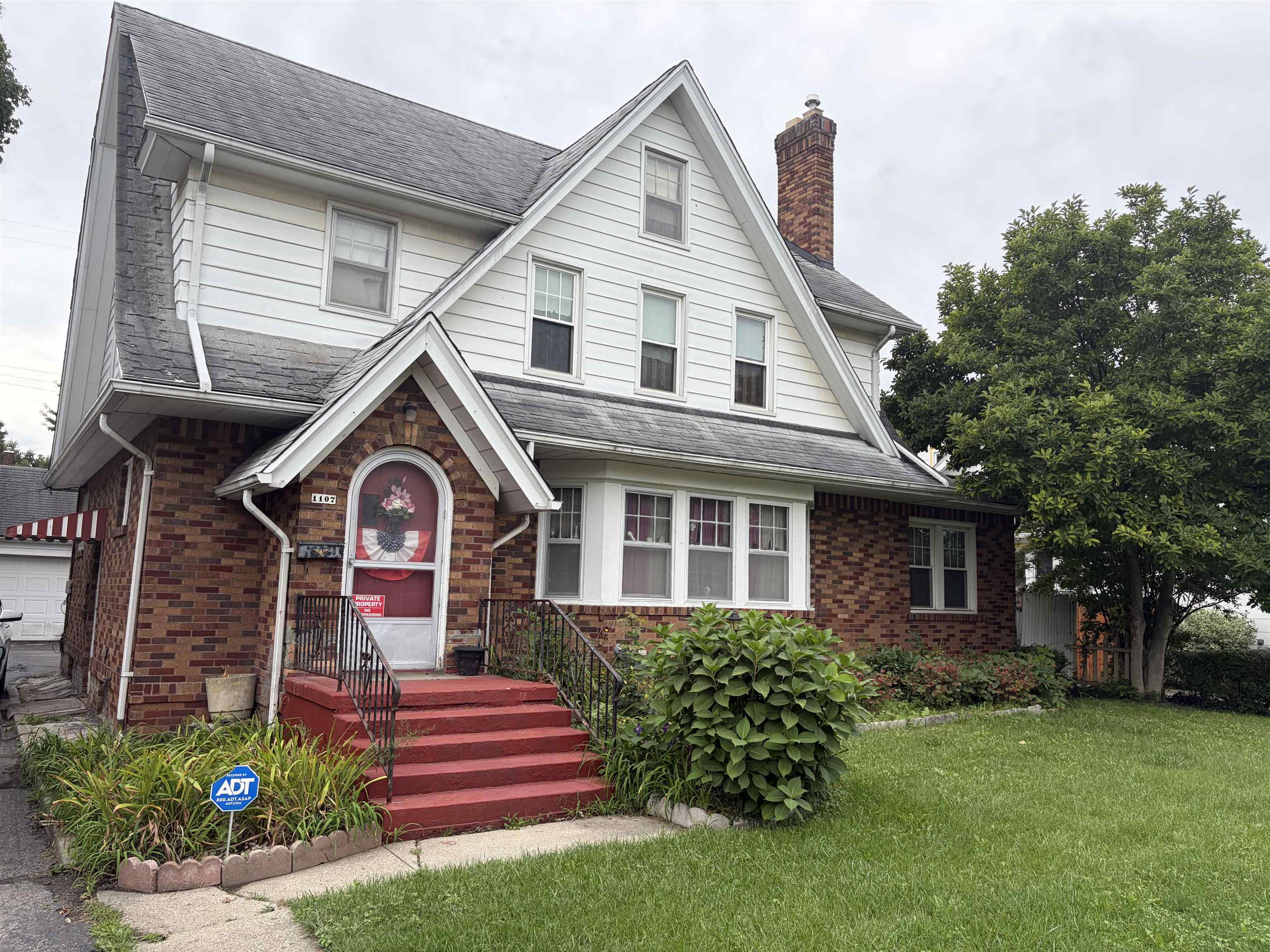 Photo 2 of Single family home for sale at 1107 Welch Blvd, Flint, MI 48504 | MLS# 5050222515 | Listing updated on 2026-09-22