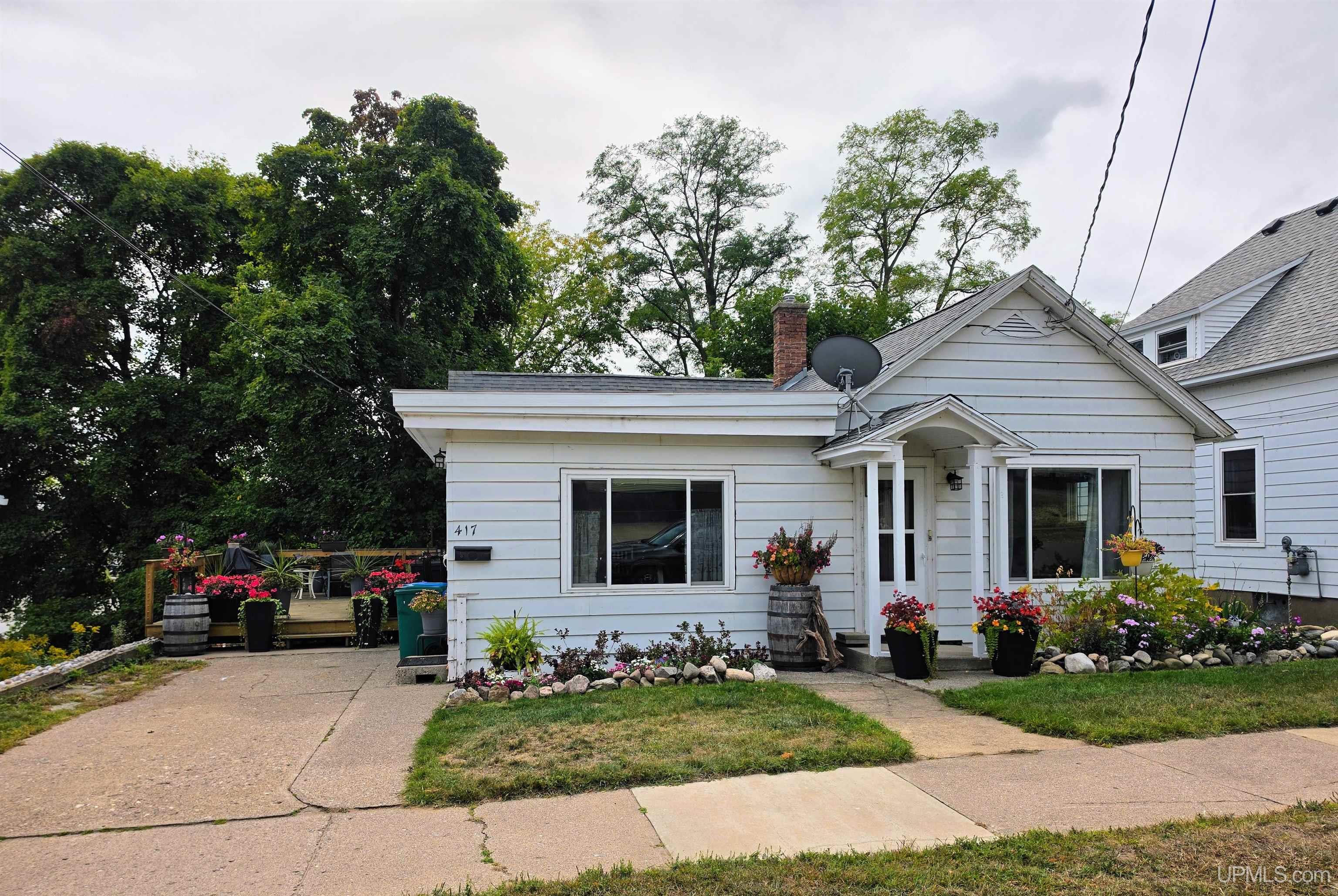 Photo 2 of Single family home for sale at 417 W Bluff St, Marquette, MI 49855 | MLS# 50222544 | Listing updated on 2026-09-29