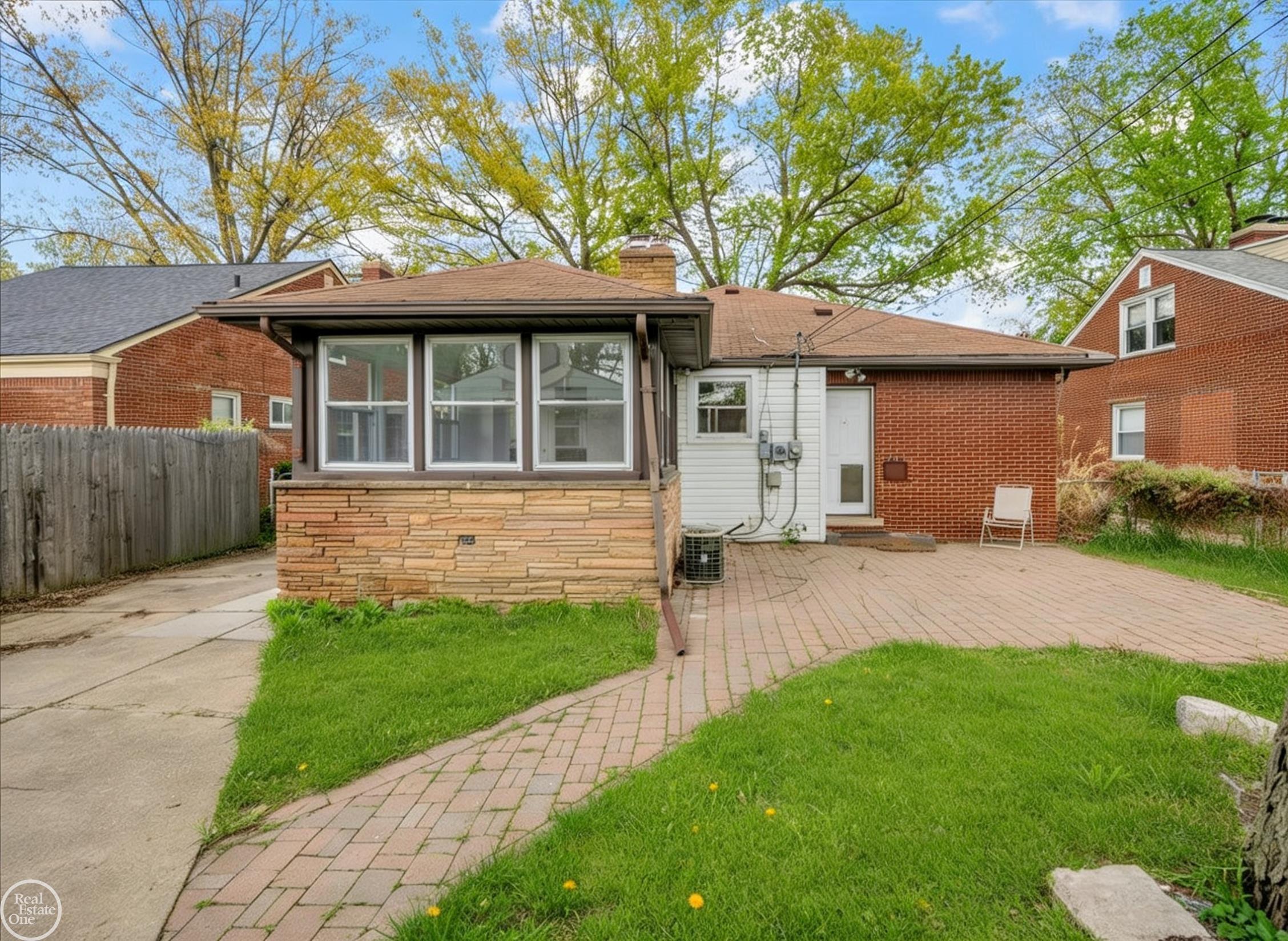 Photo 2 of Single family home for sale at 2313 Stanhope St, Grosse Pointe Woods, MI 48236 | MLS# 58050222556 | Listing updated on 2026-09-22