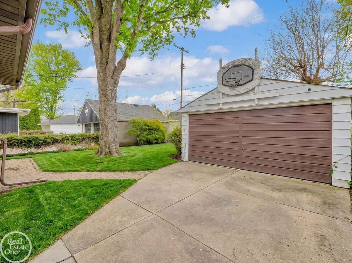 Photo 3 of Single family home for sale at 2313 Stanhope St, Grosse Pointe Woods, MI 48236 | MLS# 58050222556 | Listing updated on 2026-09-22