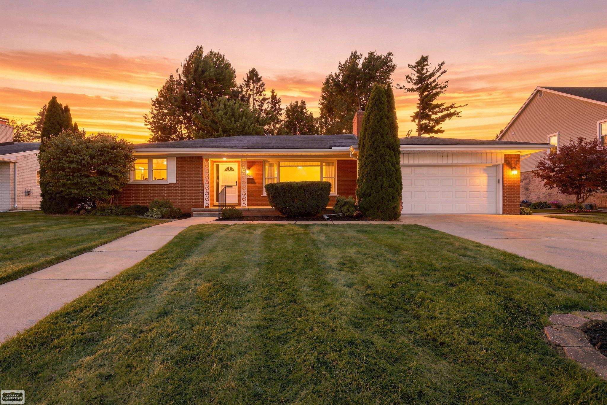 Photo 1 of Sale Pending at 25445 Graceland Cir, Dearborn Heights, MI 48125 | MLS# 58050222596 | Listing updated on 2026-09-29