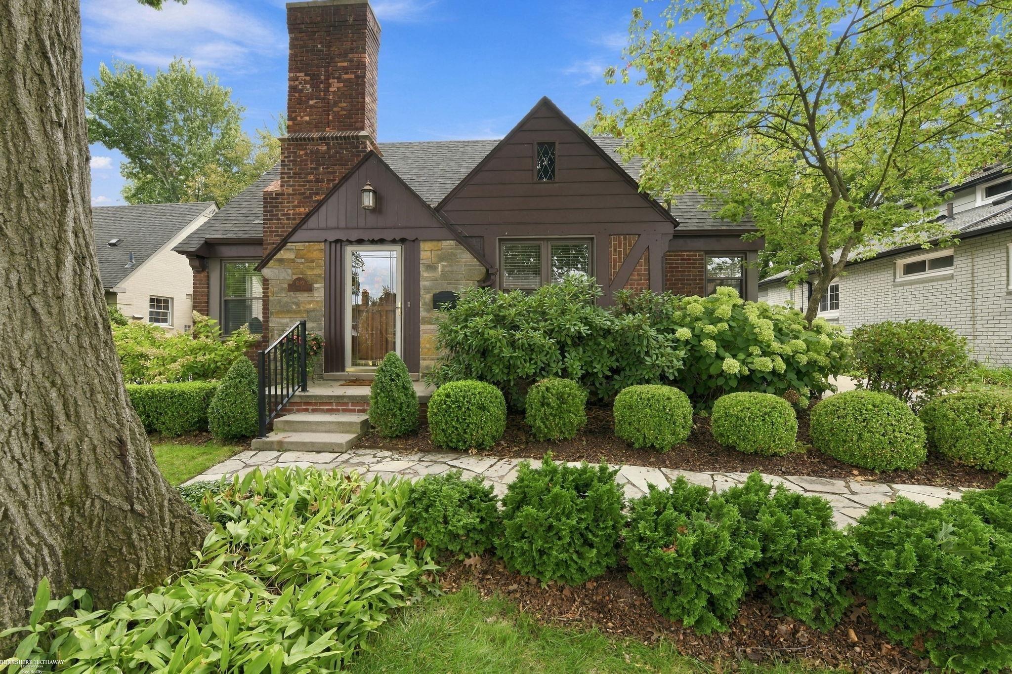 Photo 1 of Single family home for sale at 1595 Ford Ct, Grosse Pointe Woods, MI 48236 | MLS# 58050222600 | Listing updated on 2026-09-23