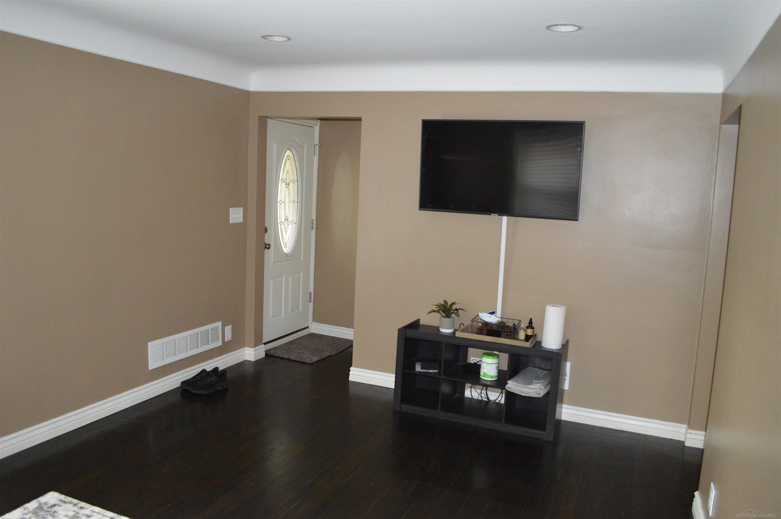 Photo 4 of Single family home for sale at 1606 Red Run Dr, Royal Oak, MI 48073 | MLS# 58050222782 | Listing updated on 2026-09-24