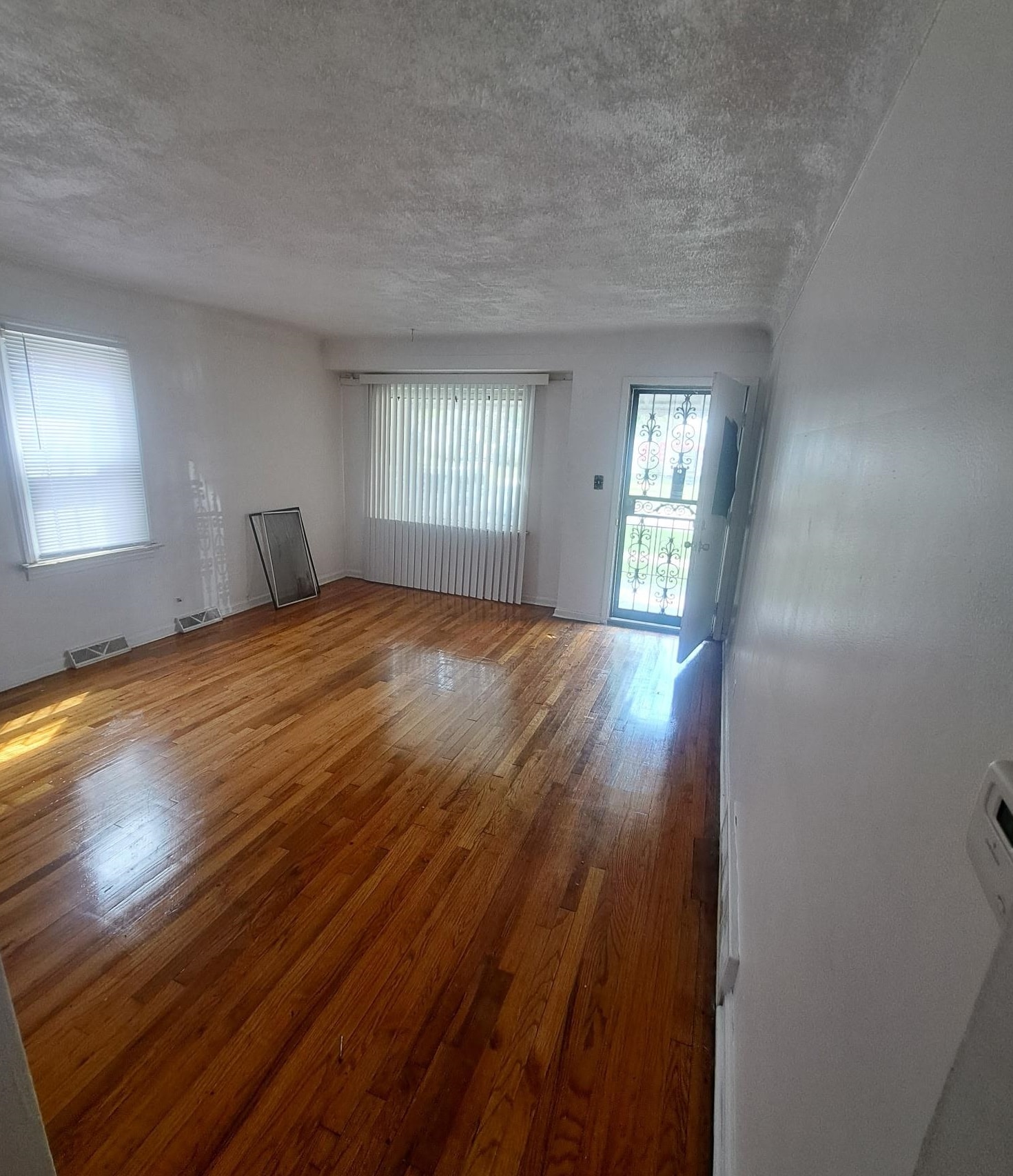 Photo 3 of Single family home for sale at 218 W Pulaski St, Flint, MI 48505 | MLS# 5050222785 | Listing updated on 2026-09-24