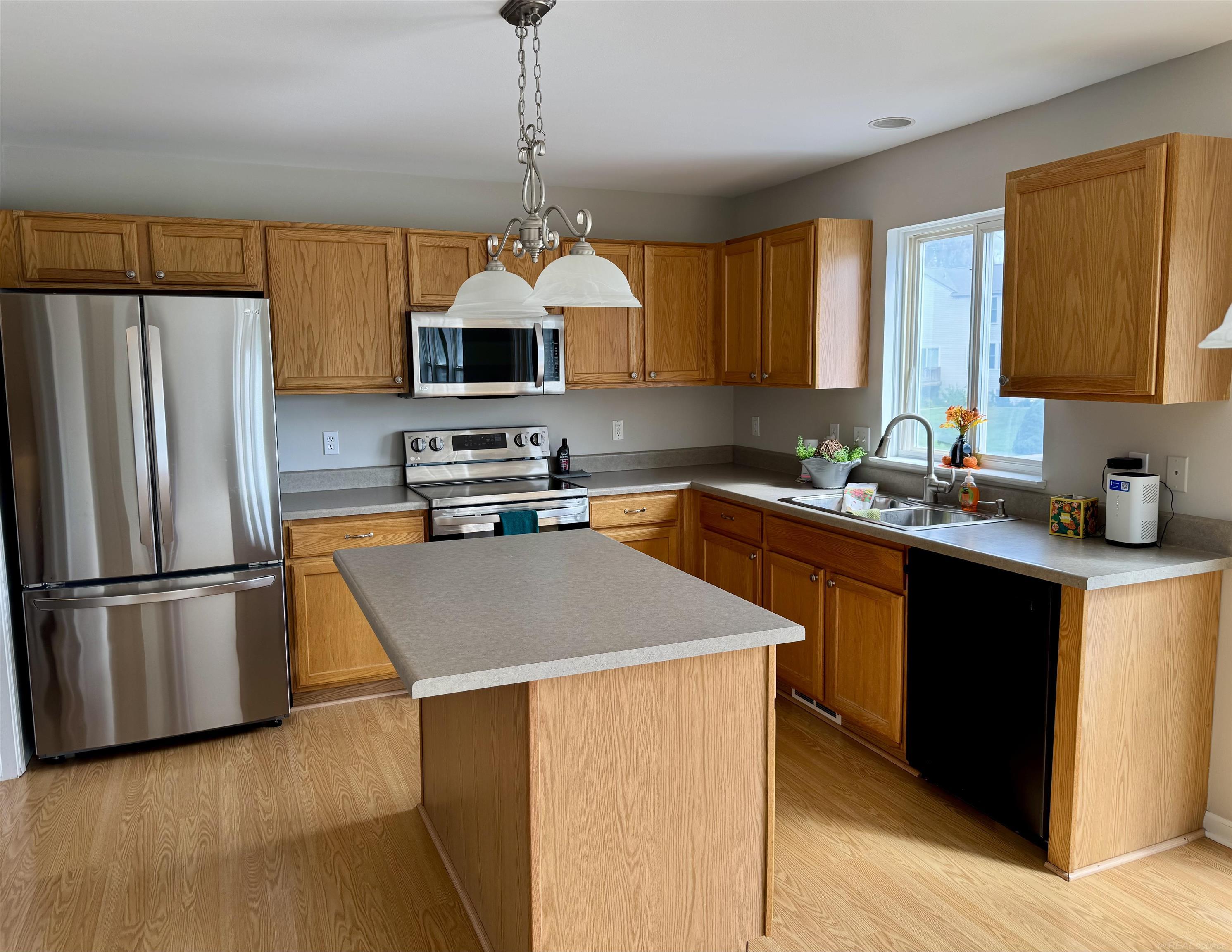 Photo 4 of Single family home for sale at 1610 Savanna Dr, Pontiac, MI 48340 | MLS# 58050222802 | Listing updated on 2026-10-03