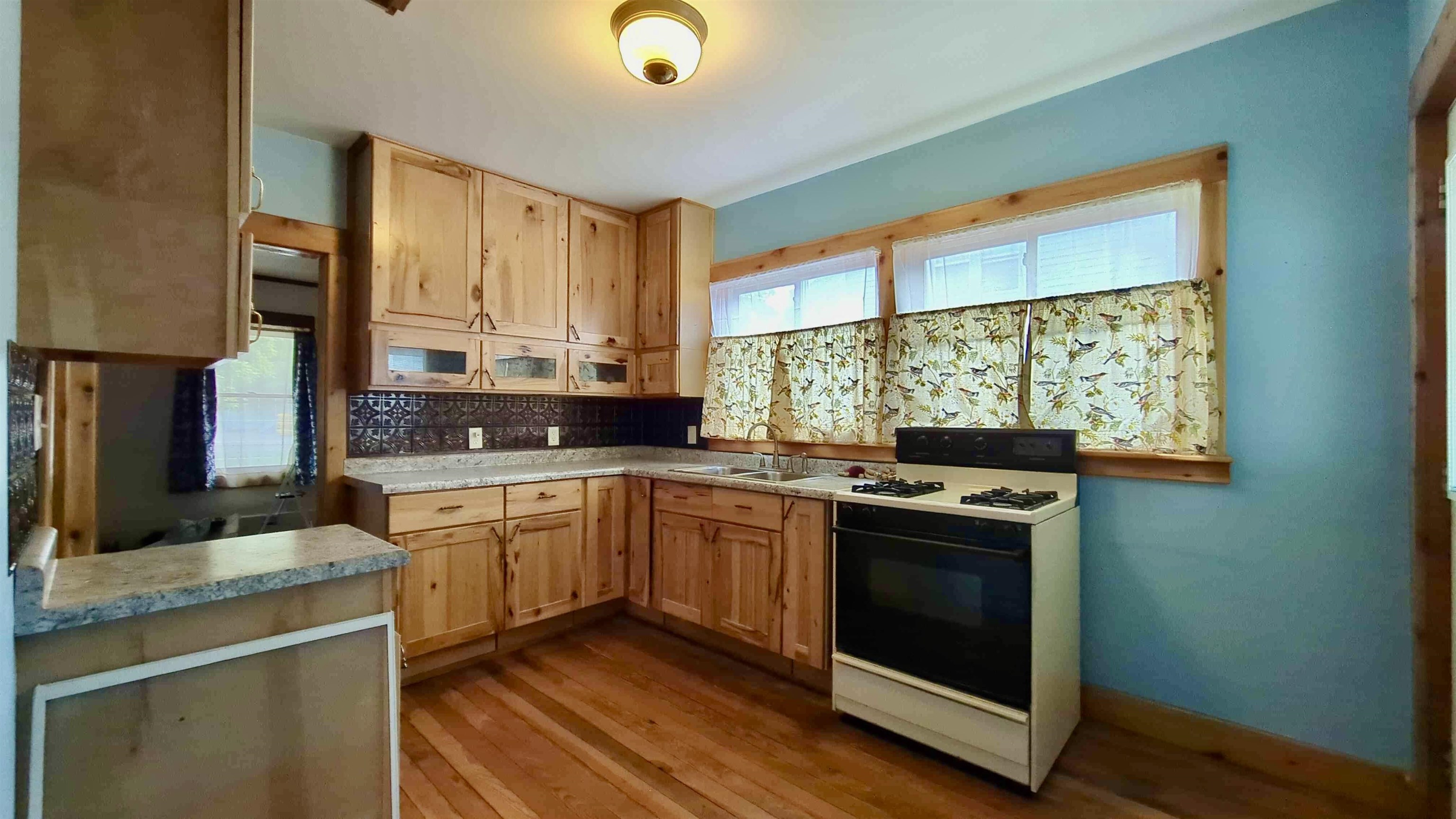 Photo 2 of Single family home for sale at 522 Ryan St, Owosso, MI 48867 | MLS# 60050222830 | Listing updated on 2026-09-24