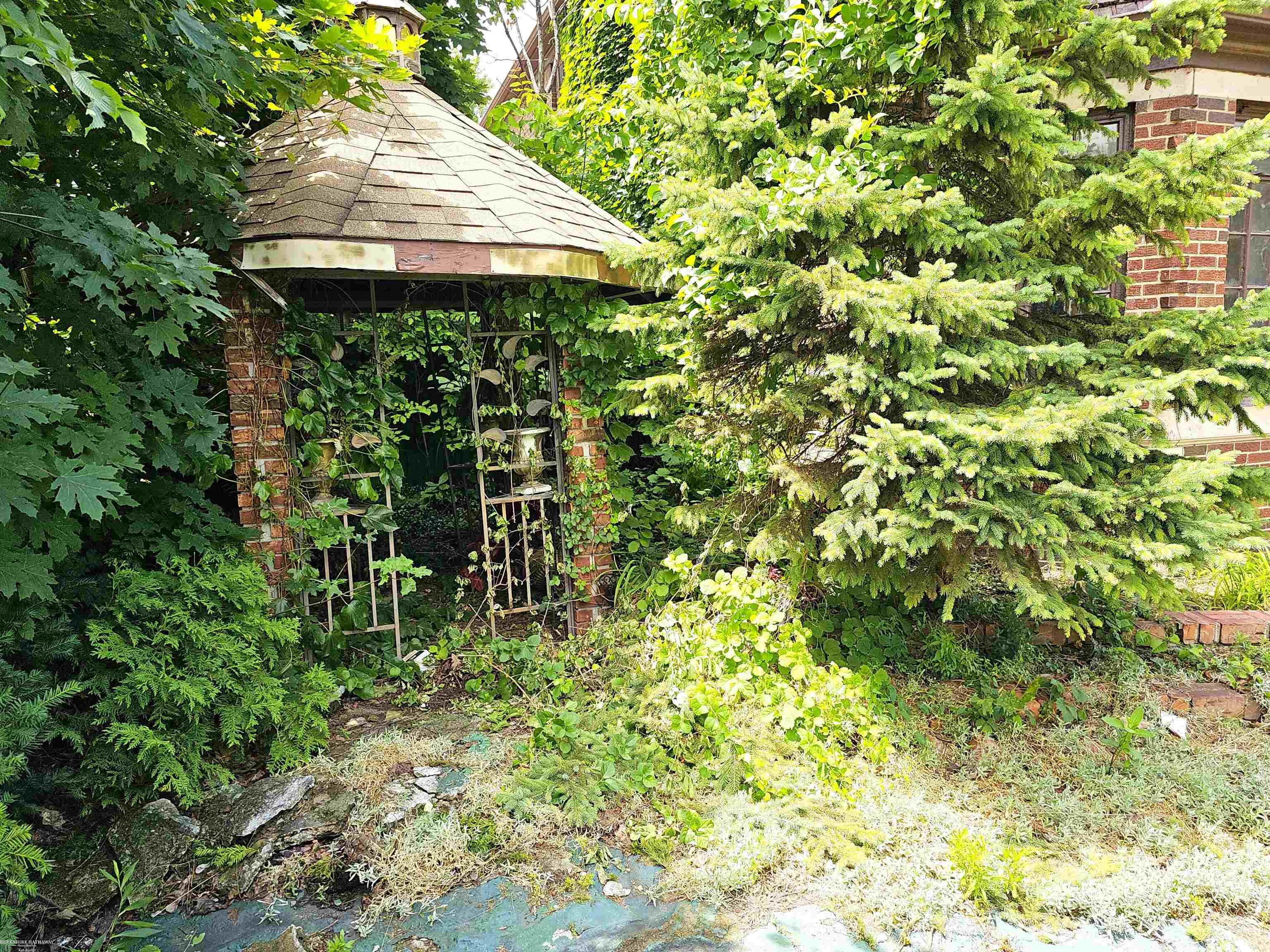 Photo 2 of Single family home for sale at 18051 Santa Barbara Dr, Detroit, MI 48221 | MLS# 58050222869 | Listing updated on 2026-09-24