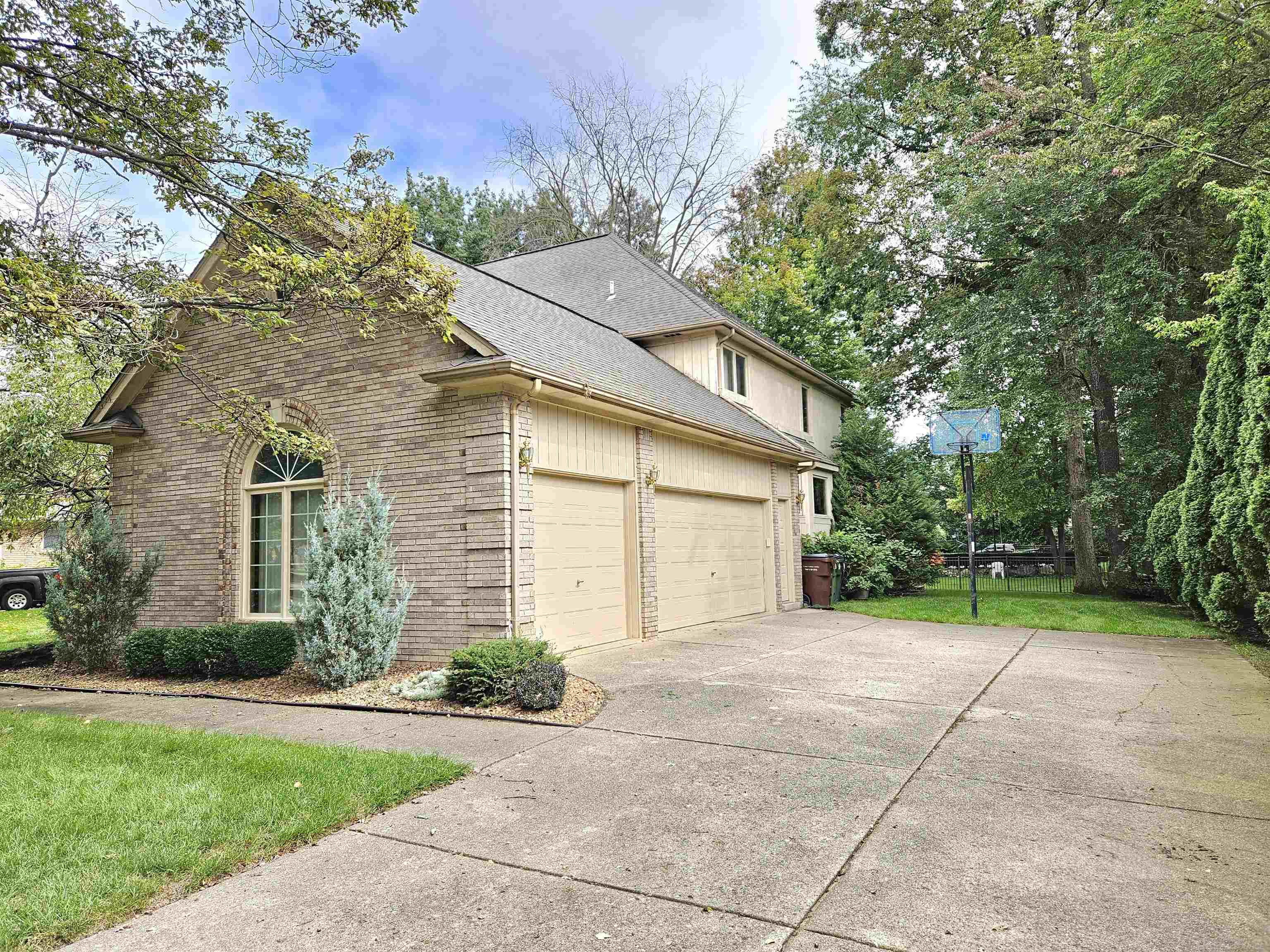 Photo 3 of Single family home for sale at 52380 Royal Forest Dr, Shelby Township, MI 48315 | MLS# 58050222887 | Listing updated on 2026-10-05