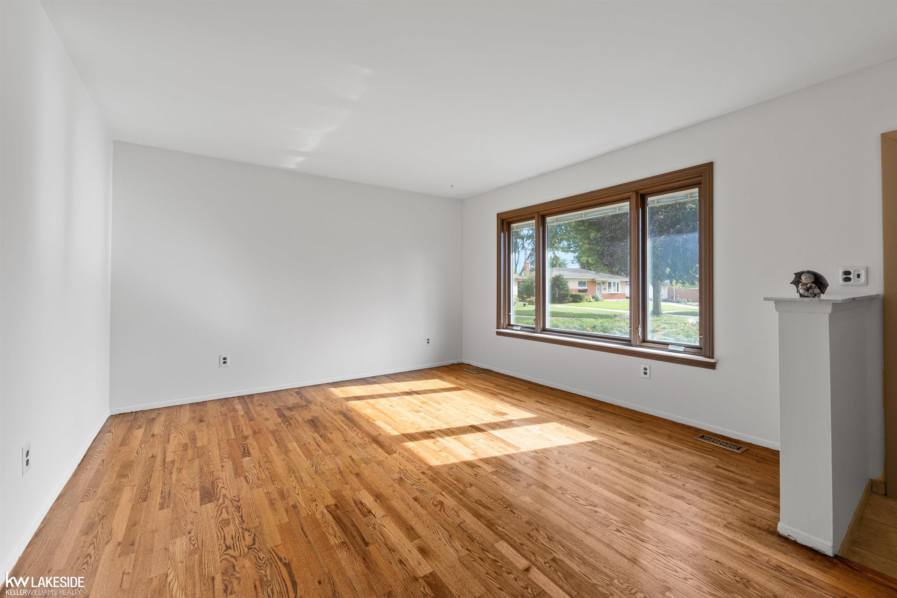 Photo 4 of Single family home for sale at 33214 Priehs Ct, Sterling Heights, MI 48312 | MLS# 58050222932 | Listing updated on 2026-10-06
